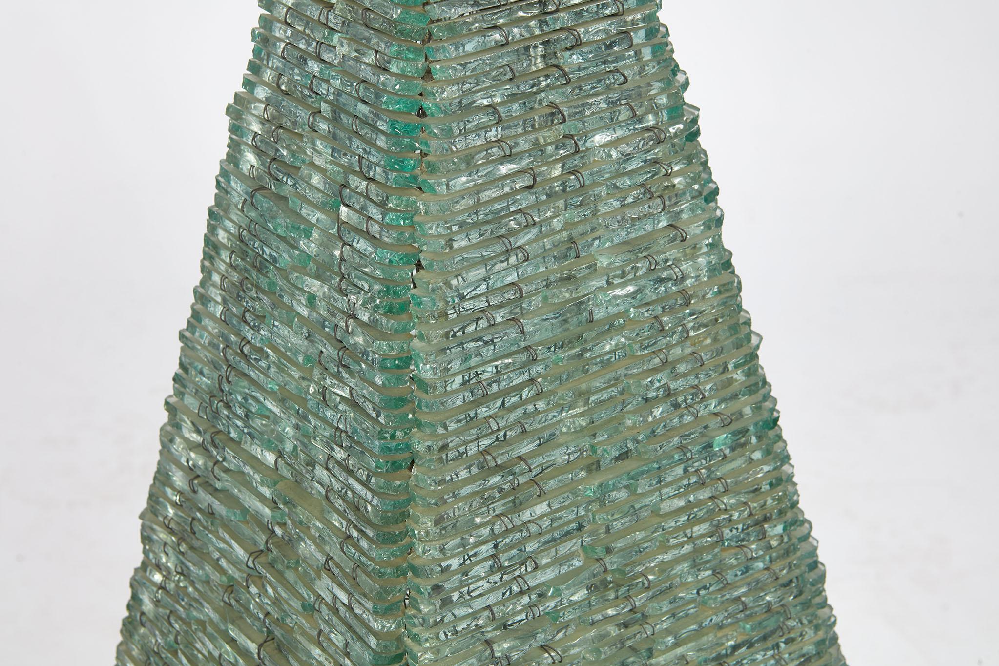 Gran Escultura y Lámpara de Cristal en Forma de Pirámide Tejido en venta
