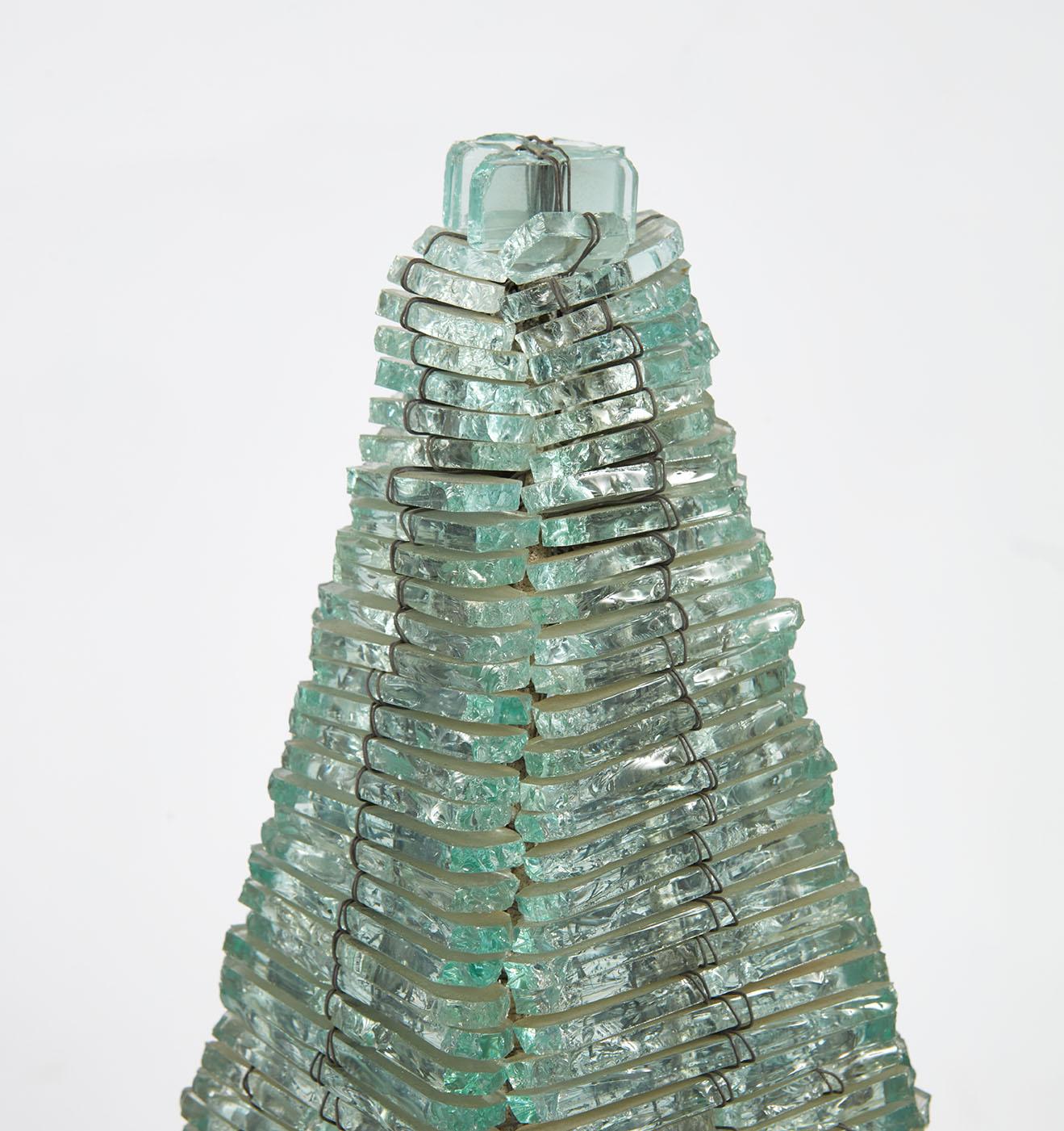 Gran Escultura y Lámpara de Cristal en Forma de Pirámide en Bueno estado para la venta en Lyndhurst, NJ