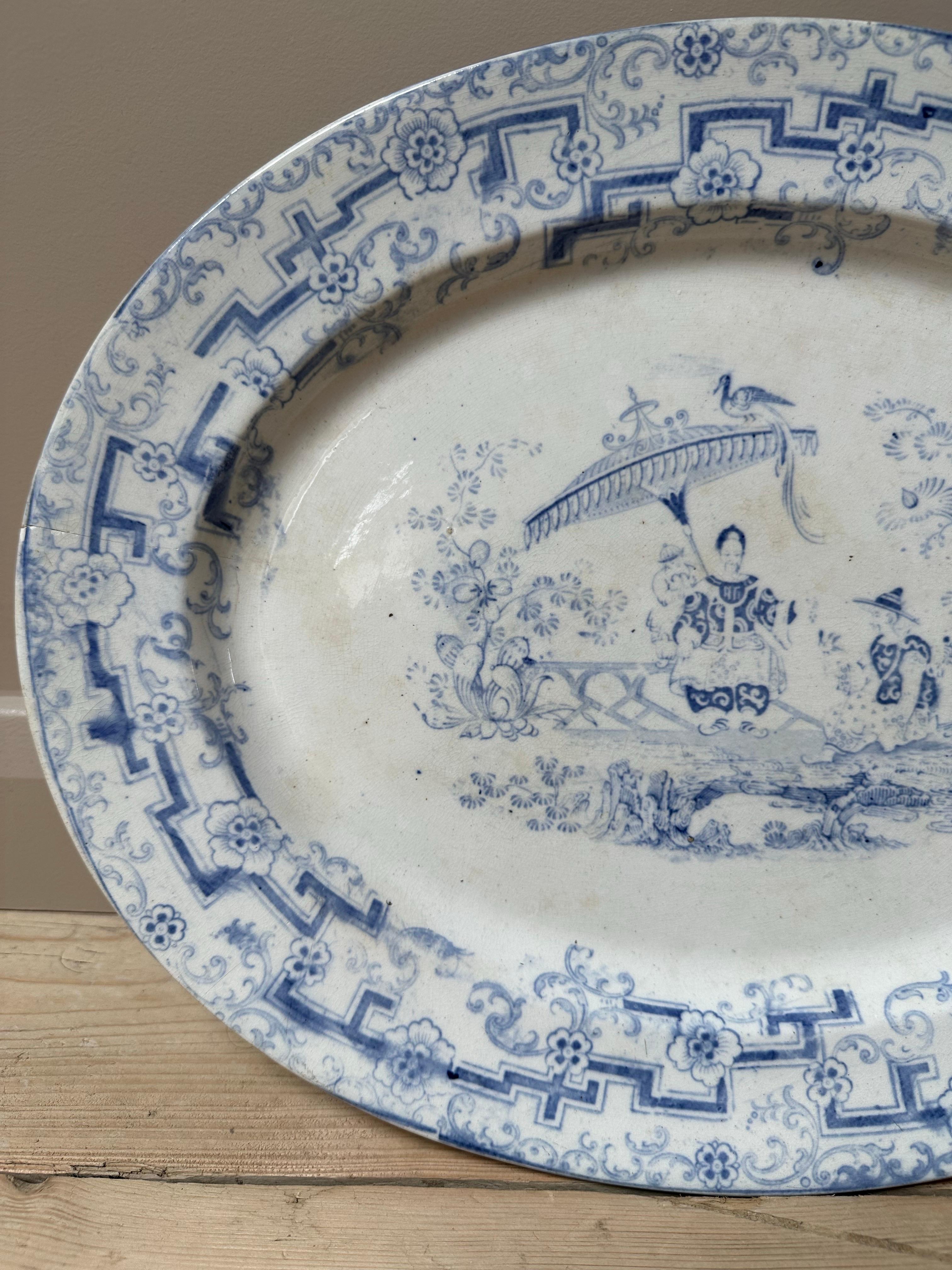 Celebra il design senza tempo con questo piatto vintage Pyrex Willow Pattern: un vero pezzo da collezione che cattura il fascino duraturo di uno dei modelli di stoviglie più iconici al mondo.

Il classico modello Willow, introdotto per la prima