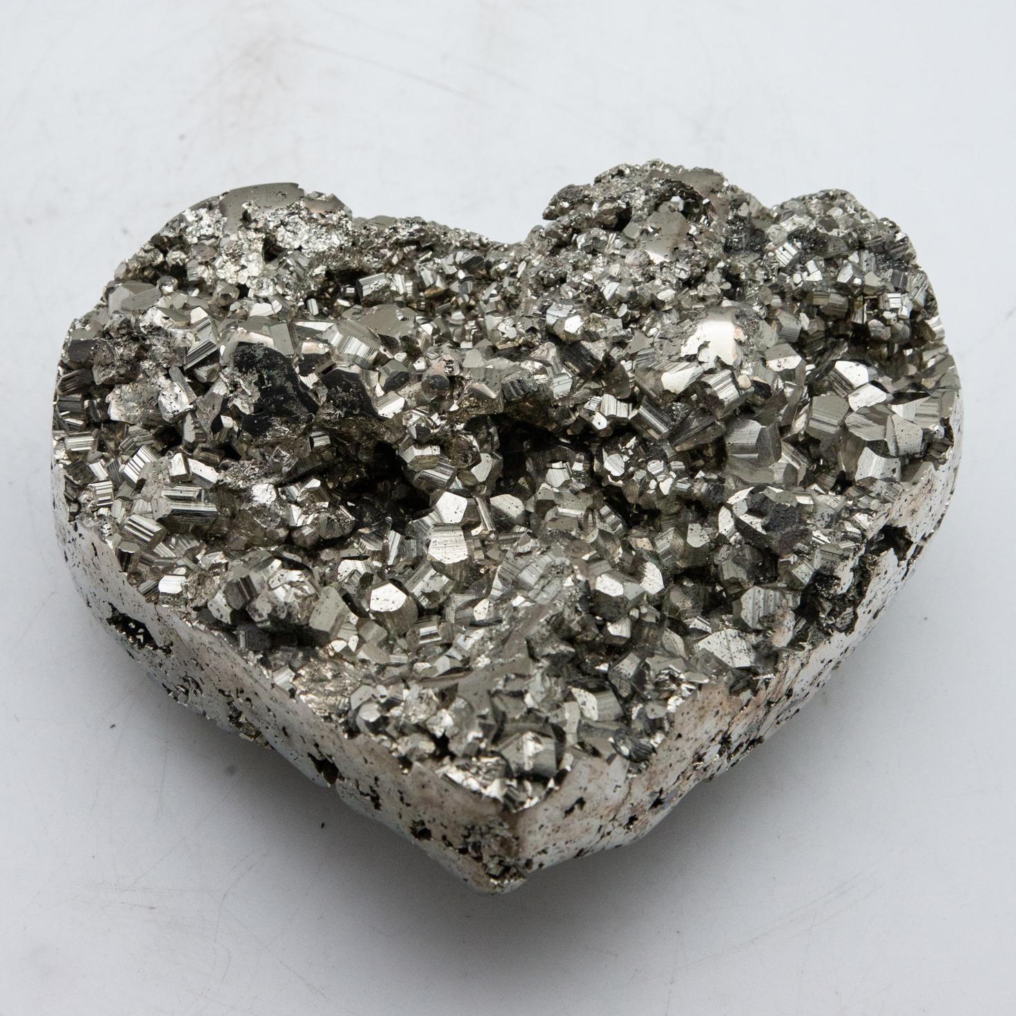 Large Pyrite heart from Peru. Measures: 7