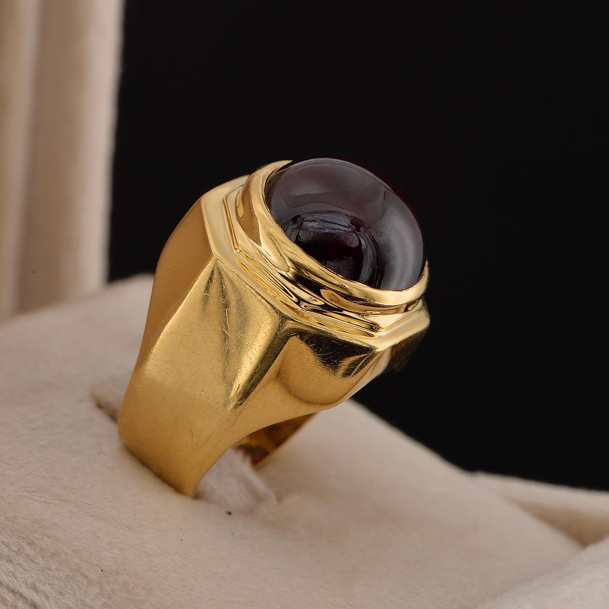 Contemporary Large Pyrope Garnet – 70’s Spotlight – 18 Kt ring For Sale