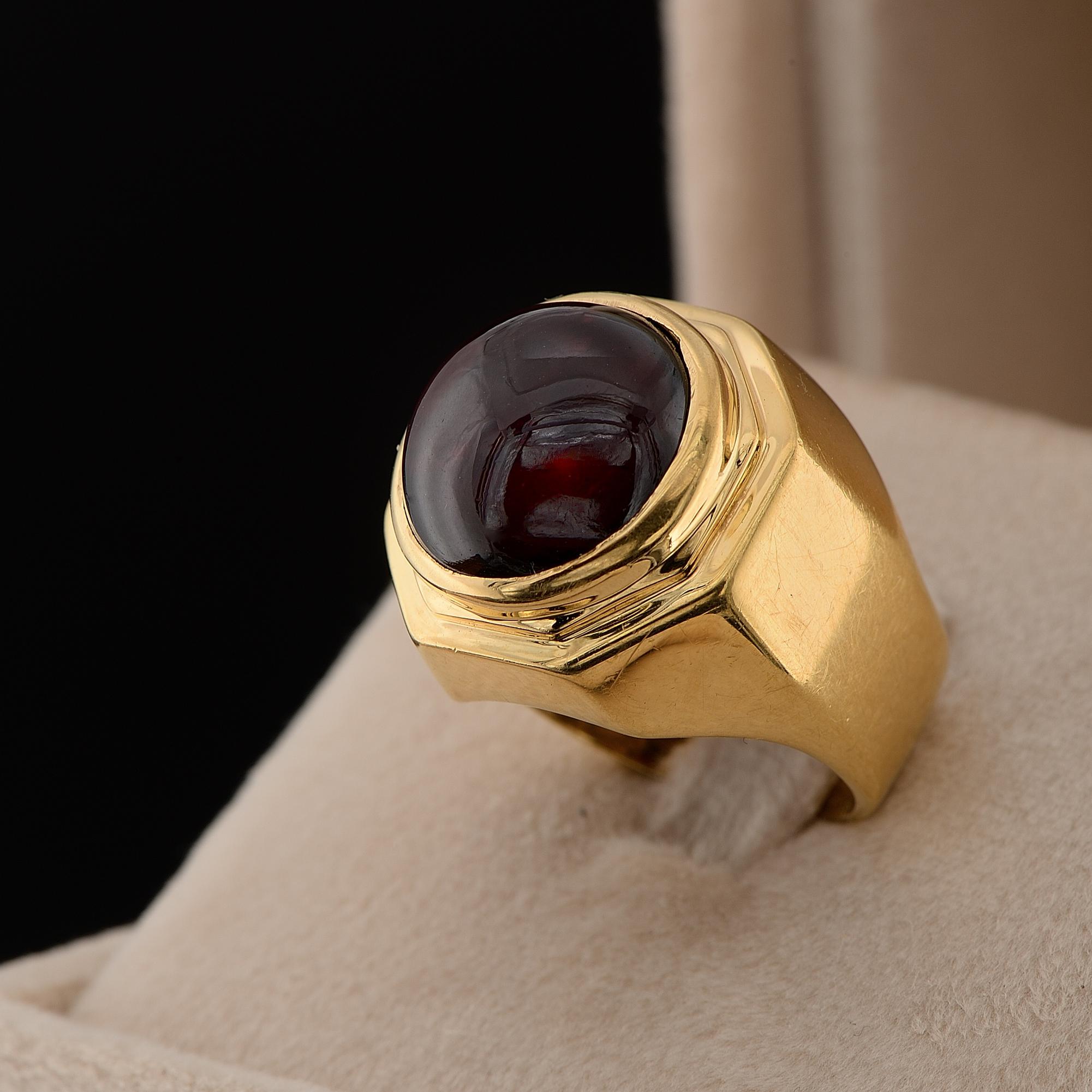 Cabochon Large Pyrope Garnet – 70’s Spotlight – 18 Kt ring For Sale
