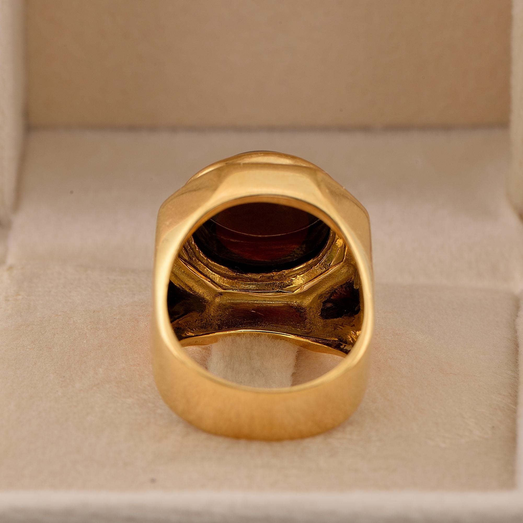 Women's or Men's Large Pyrope Garnet – 70’s Spotlight – 18 Kt ring For Sale