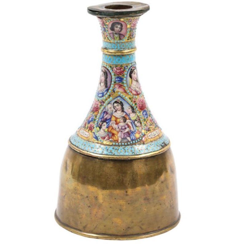 Große qajar und emaillierte ghalian Abschnitt mit Messing Hookah Basis
um 1900, Persien 

Der taillierte Goldkorpus ist mit europäischen Szenen und Porträts verziert, jeweils mit gepunkteten hellblauen Emailrahmen, dazwischen florale Motive,