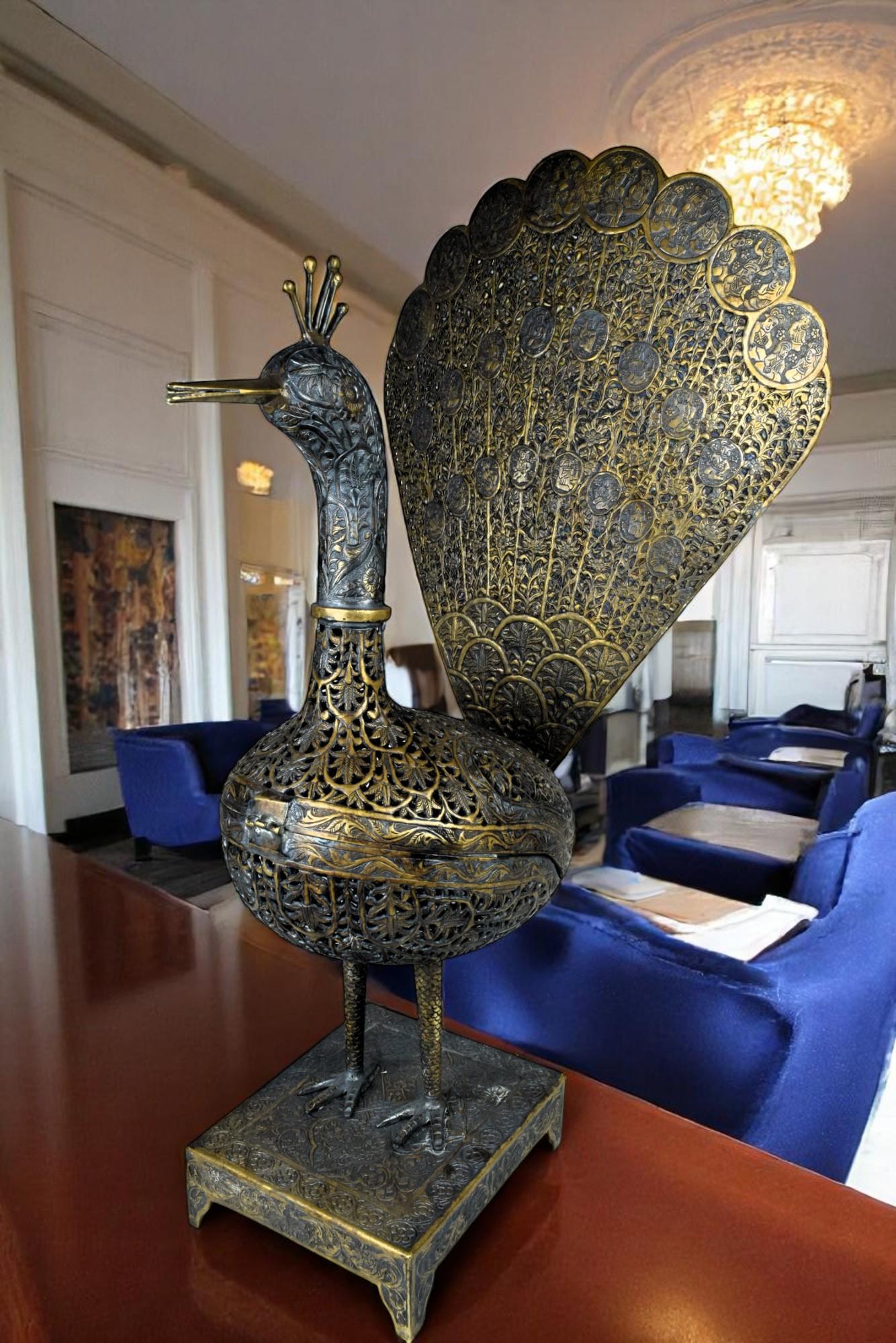 Grand brûleur d'encens Qajar en laiton paon, Iran, 19e siècle en vente 3