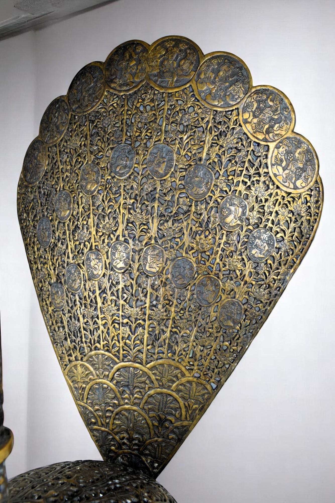 Grand brûleur d'encens Qajar en laiton paon, Iran, 19e siècle en vente 4