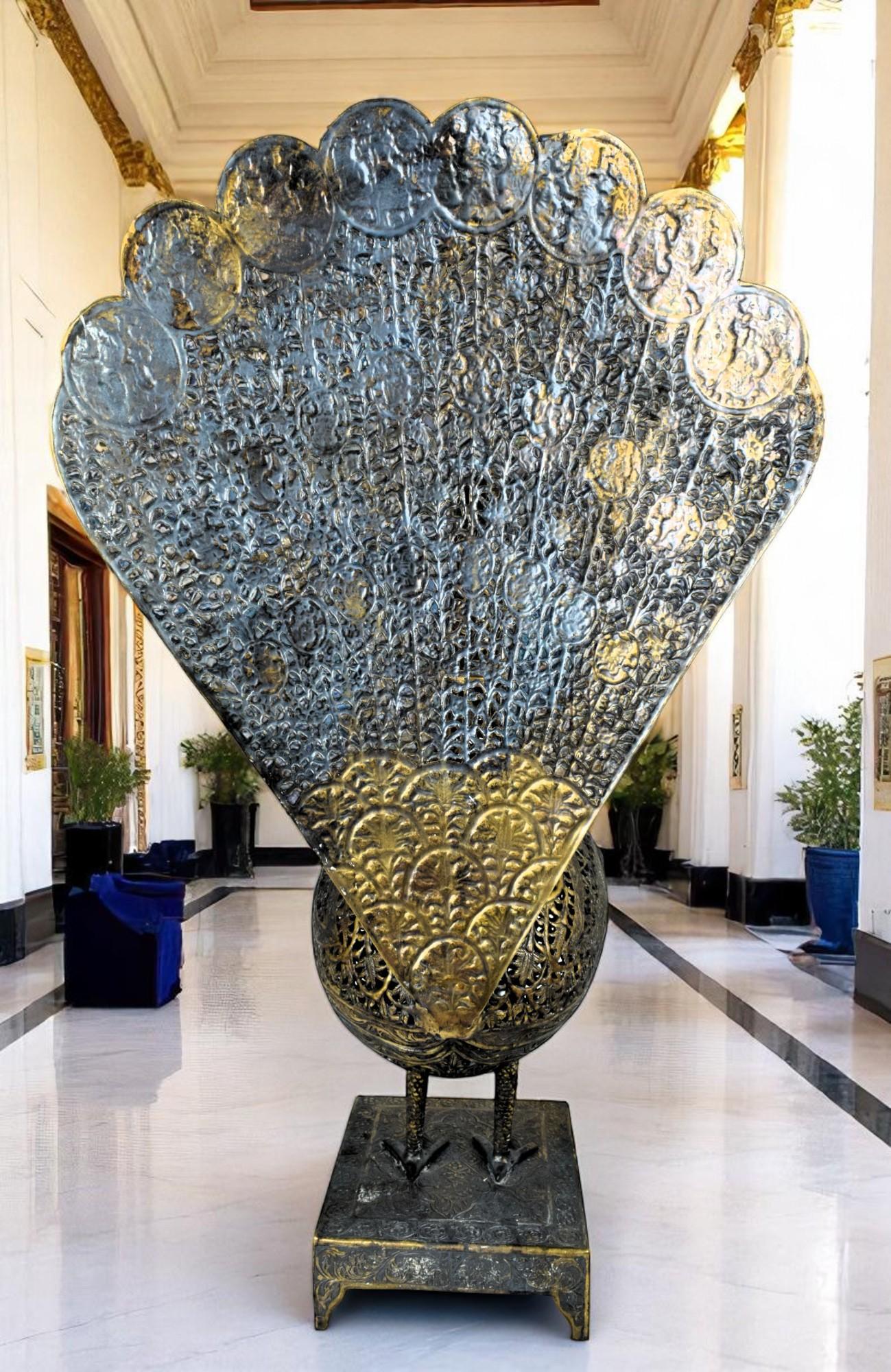 Grand brûleur d'encens Qajar en laiton paon, Iran, 19e siècle en vente 5