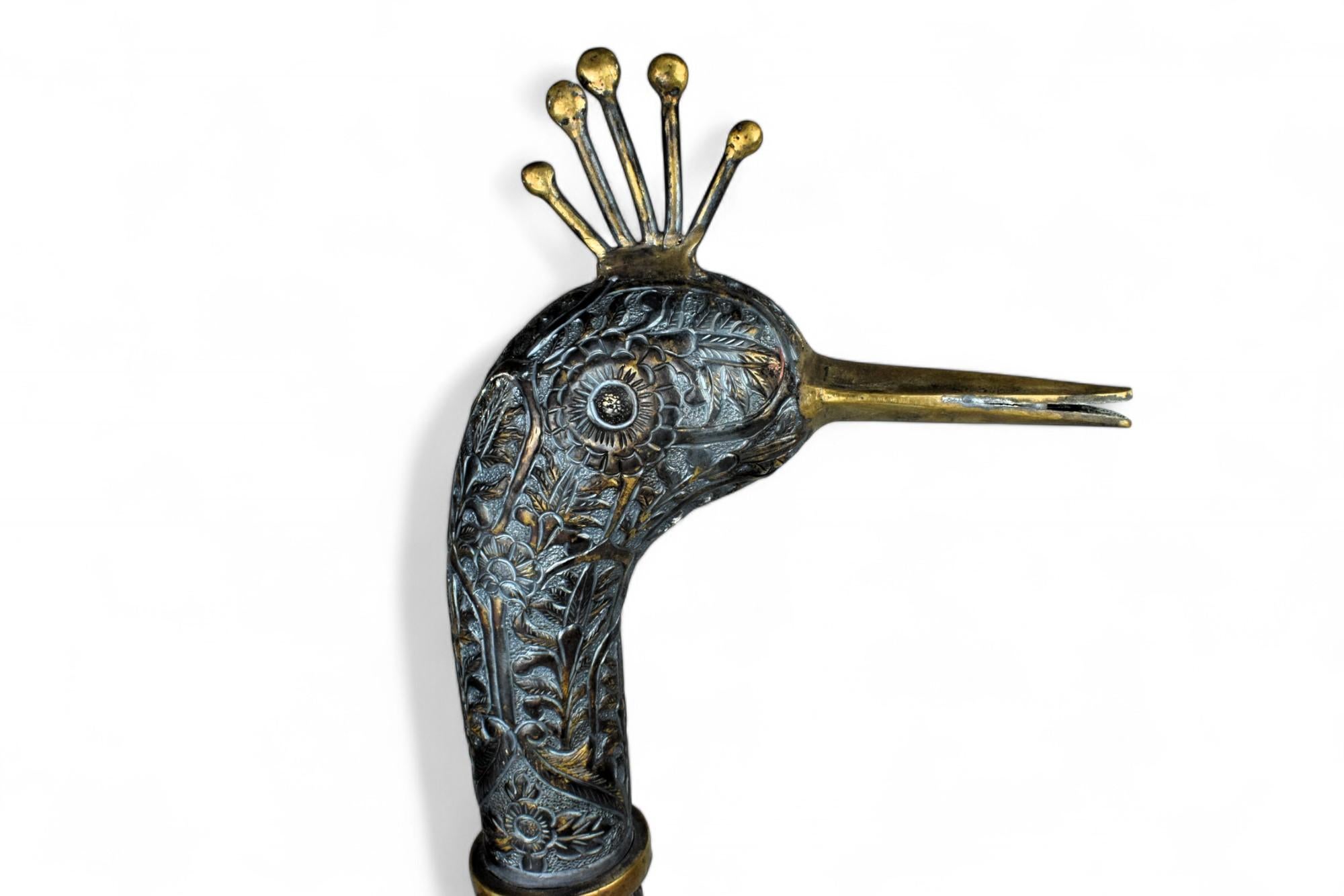 Perse Grand brûleur d'encens Qajar en laiton paon, Iran, 19e siècle en vente
