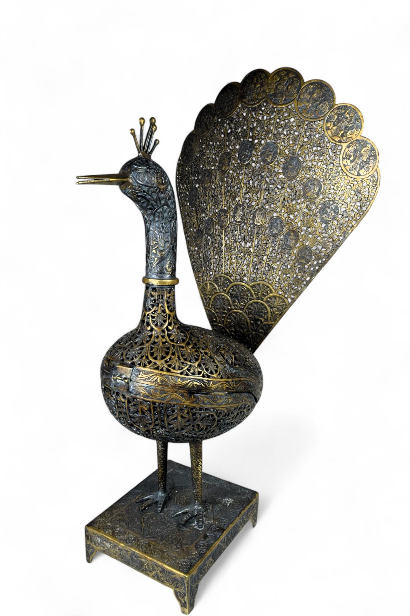 Forgé Grand brûleur d'encens Qajar en laiton paon, Iran, 19e siècle en vente