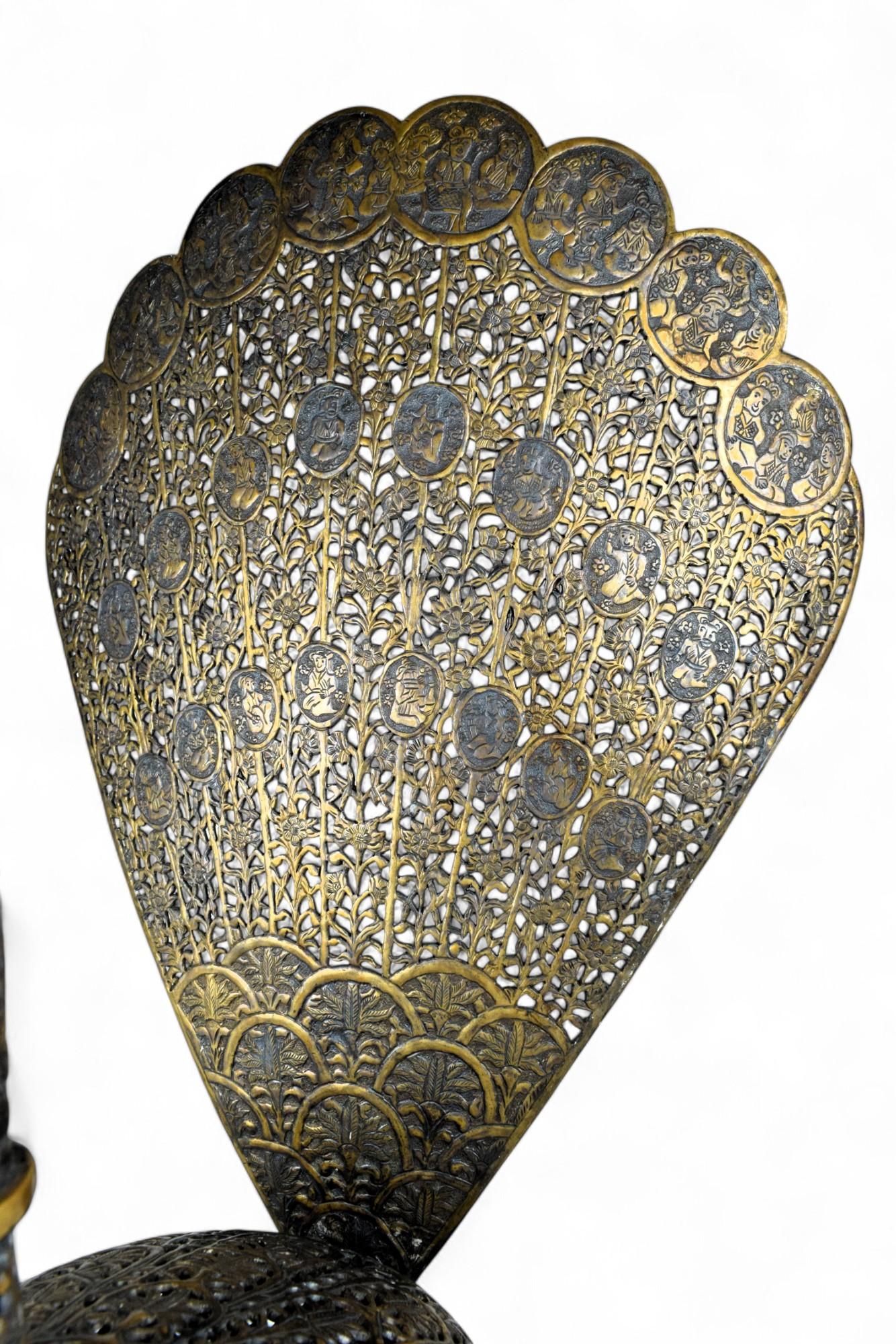 Grand brûleur d'encens Qajar en laiton paon, Iran, 19e siècle Bon état - En vente à Islamabad, PK