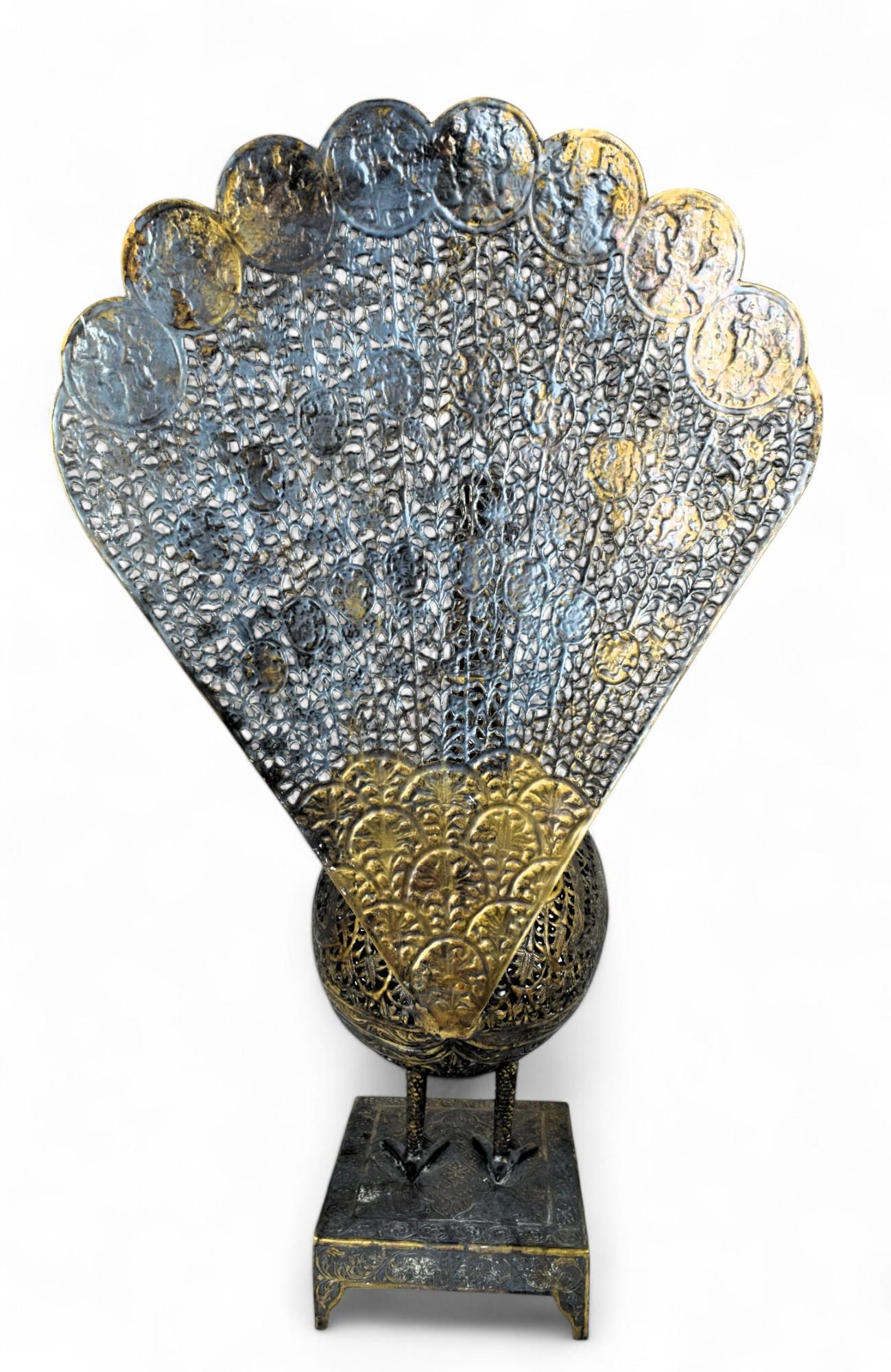 XIXe siècle Grand brûleur d'encens Qajar en laiton paon, Iran, 19e siècle en vente