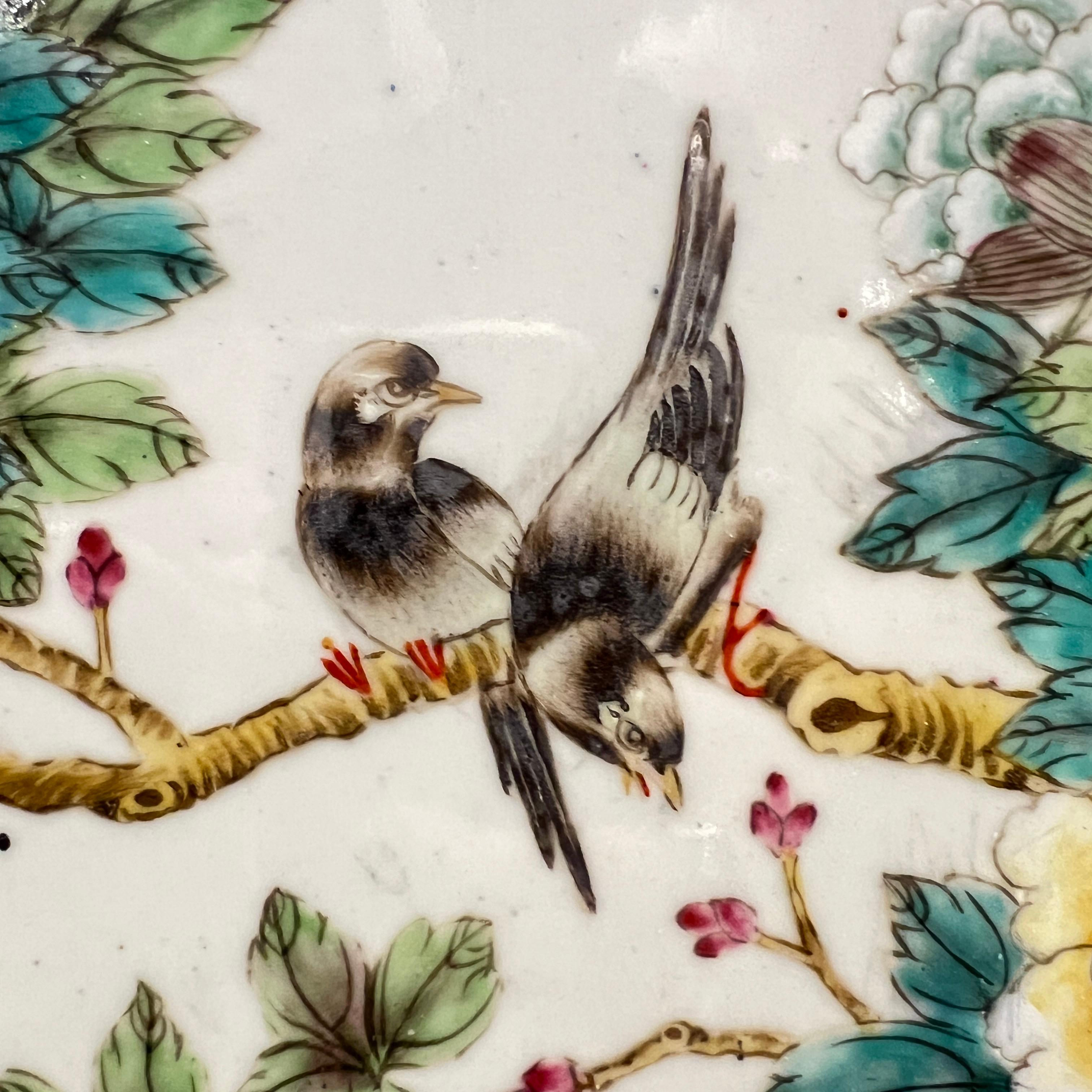 Grande placca di porcellana cinese Qianjiang raffigurante un pavone e uccelli esotici in vendita 2