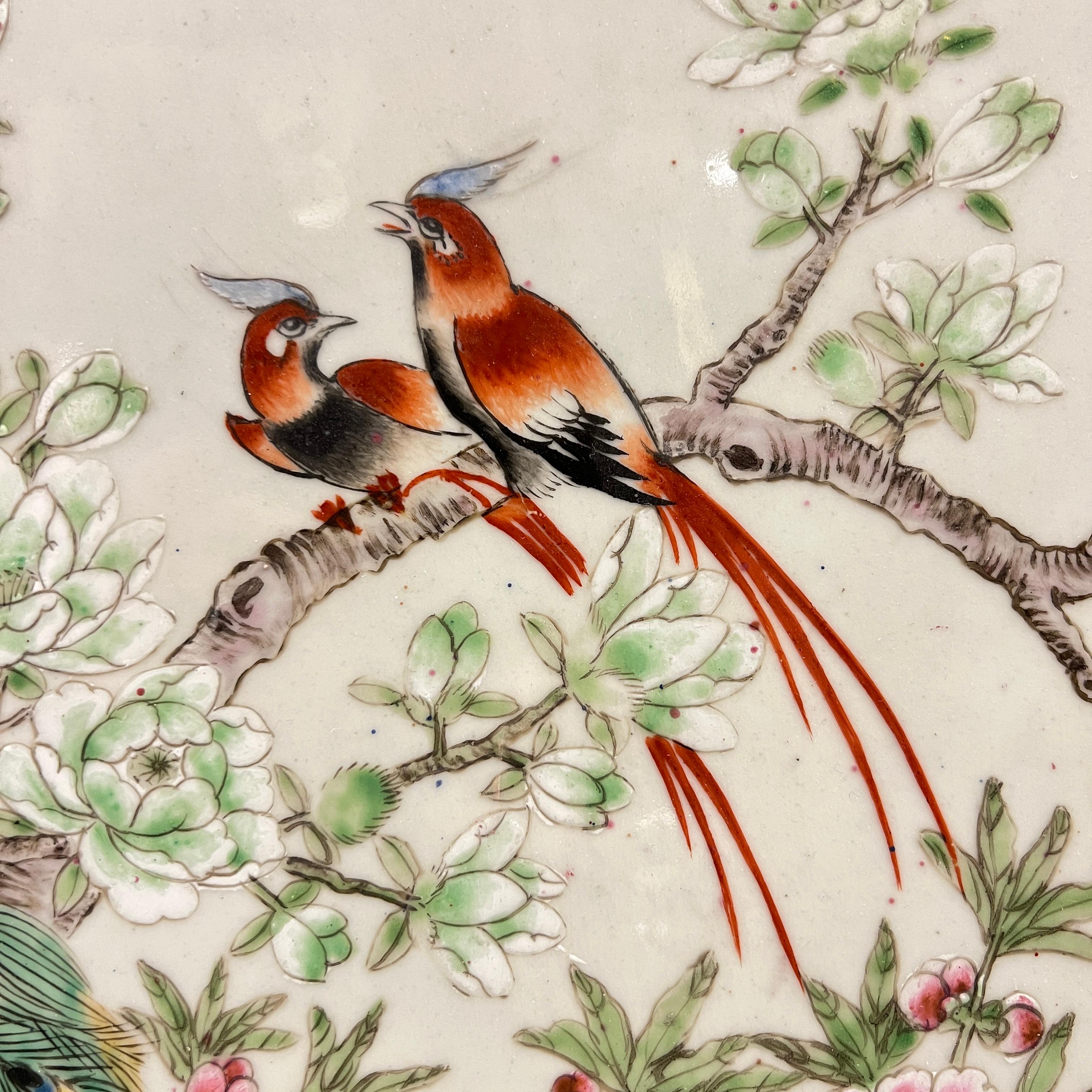 Qing Grande placca di porcellana cinese Qianjiang raffigurante un pavone e uccelli esotici in vendita