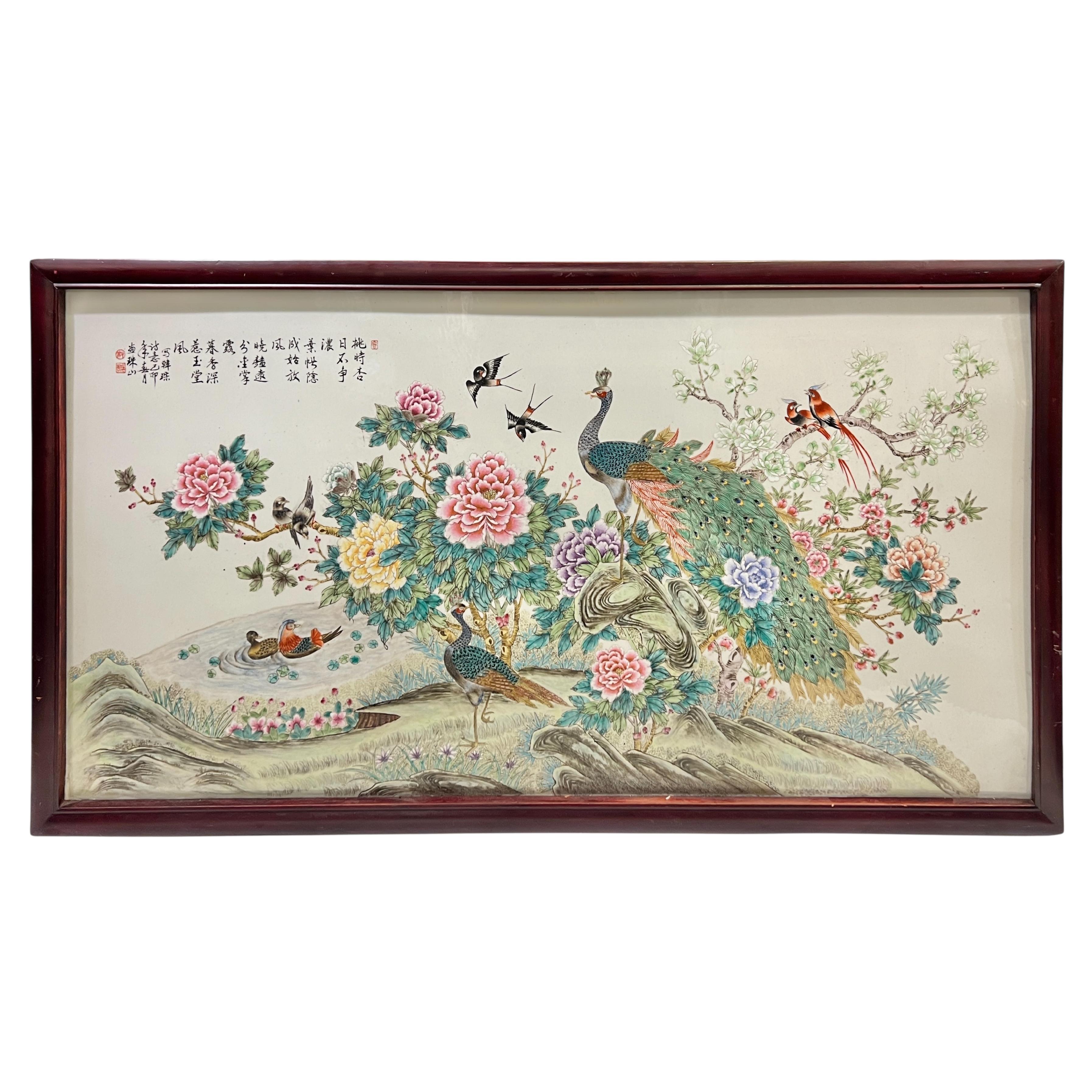 Grande placca di porcellana cinese Qianjiang raffigurante un pavone e uccelli esotici in vendita
