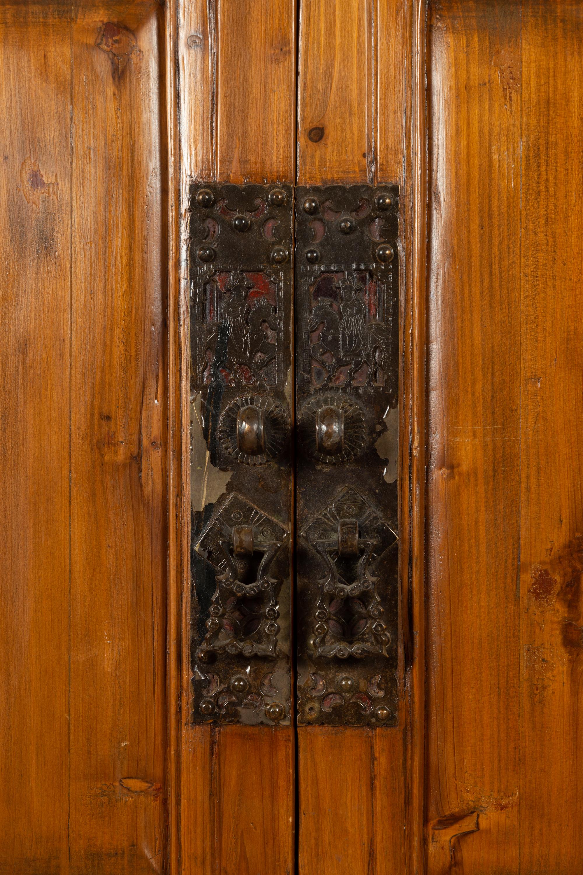 Grande armoire en bois de la dynastie Qing du 19e siècle avec portes et tiroirs à panneaux en vente 4