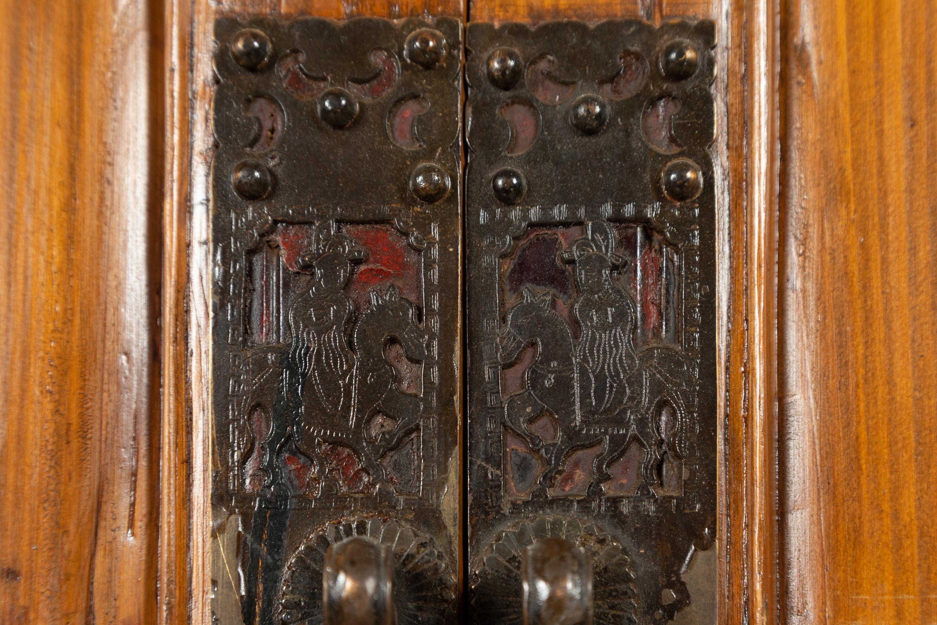 Grande armoire en bois de la dynastie Qing du 19e siècle avec portes et tiroirs à panneaux en vente 5