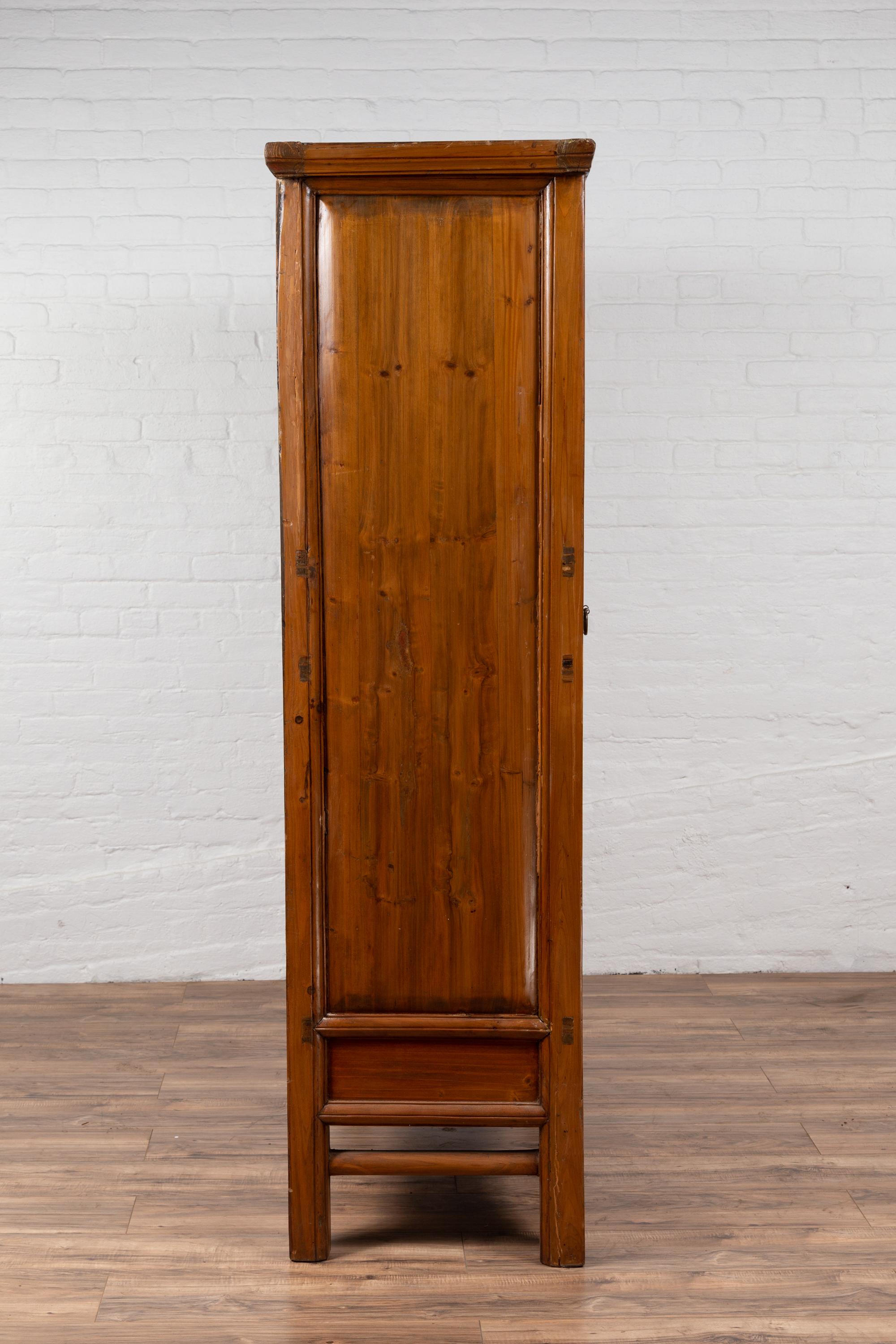 Grande armoire en bois de la dynastie Qing du 19e siècle avec portes et tiroirs à panneaux en vente 11