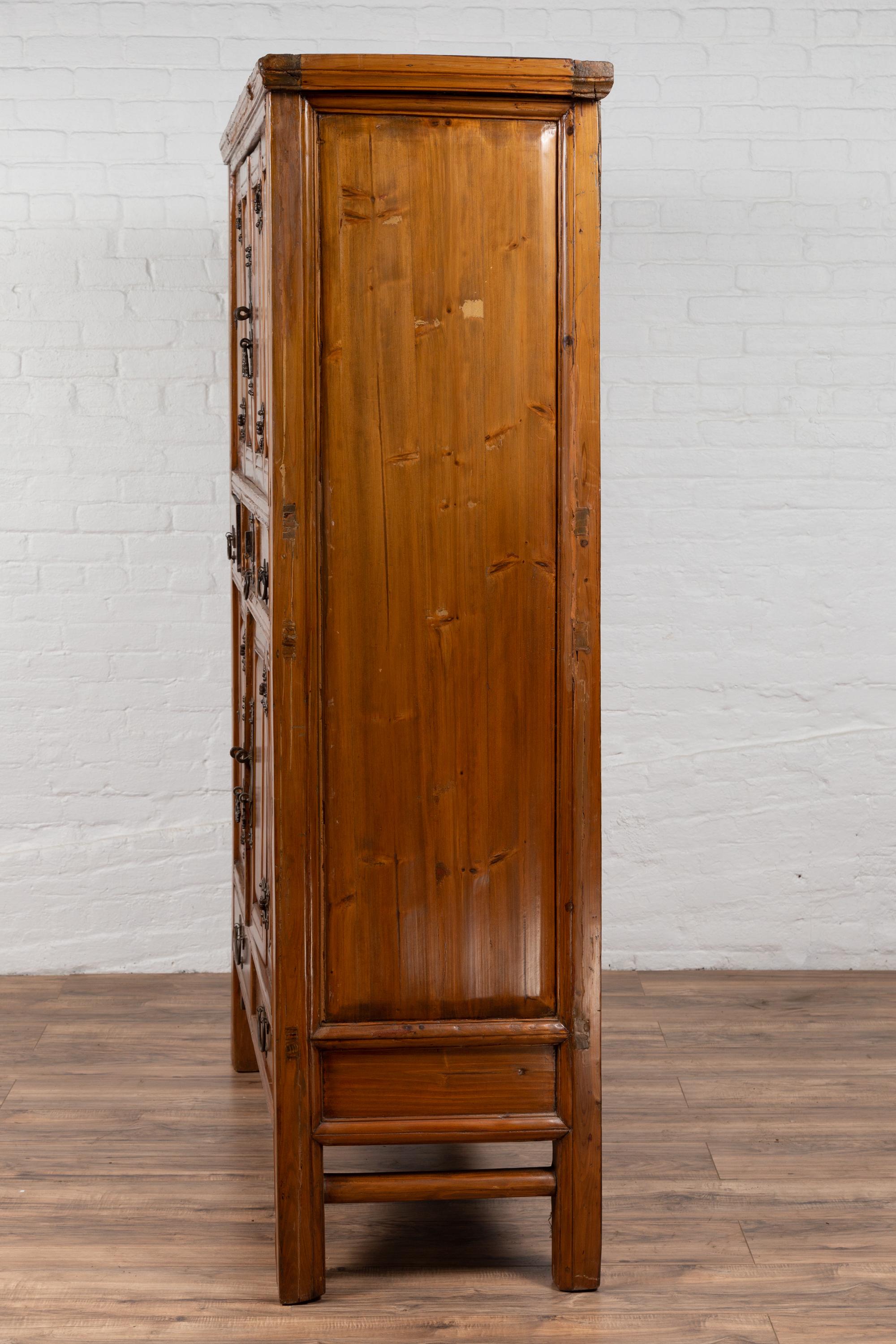 Grande armoire en bois de la dynastie Qing du 19e siècle avec portes et tiroirs à panneaux en vente 13