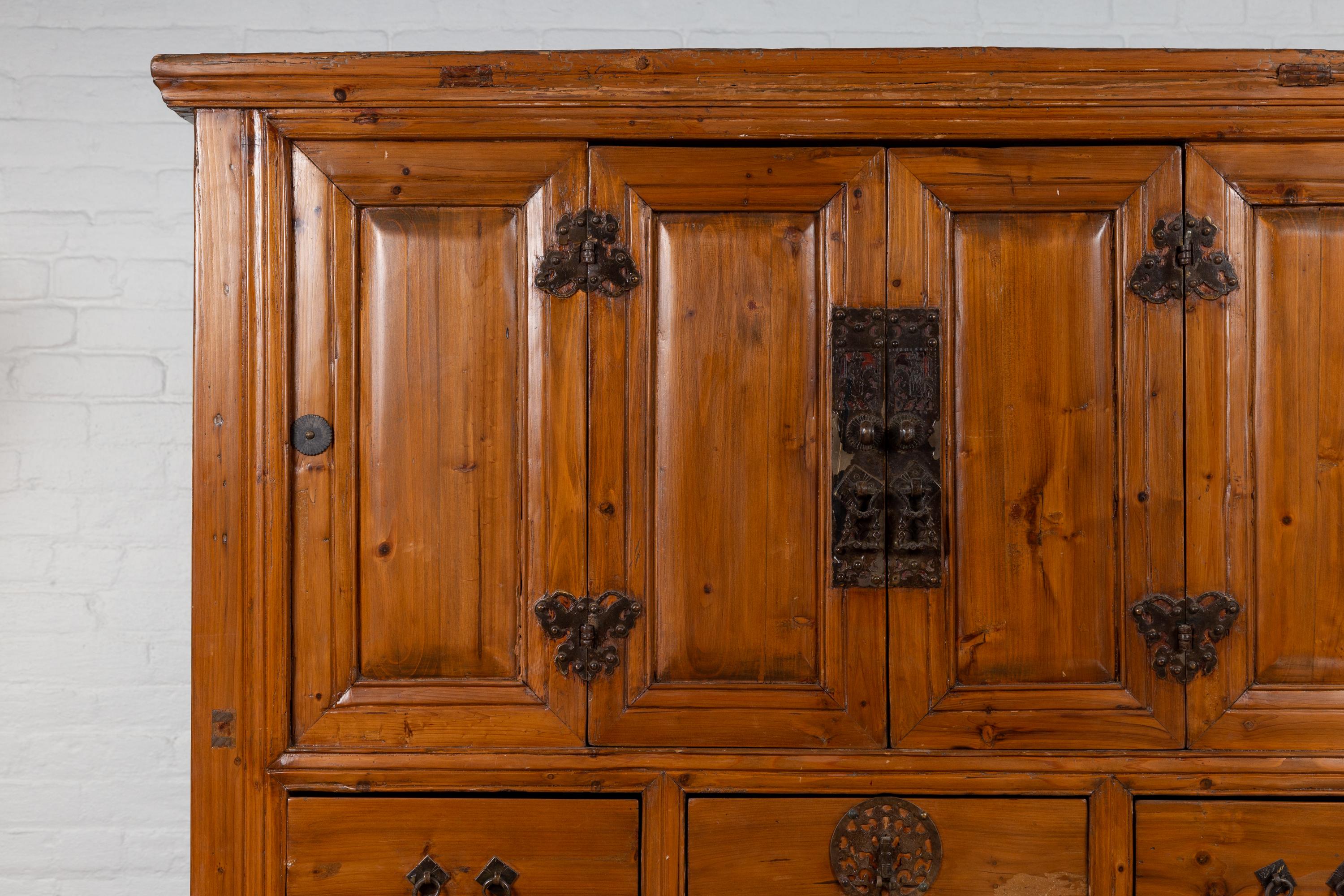 Sculpté Grande armoire en bois de la dynastie Qing du 19e siècle avec portes et tiroirs à panneaux en vente