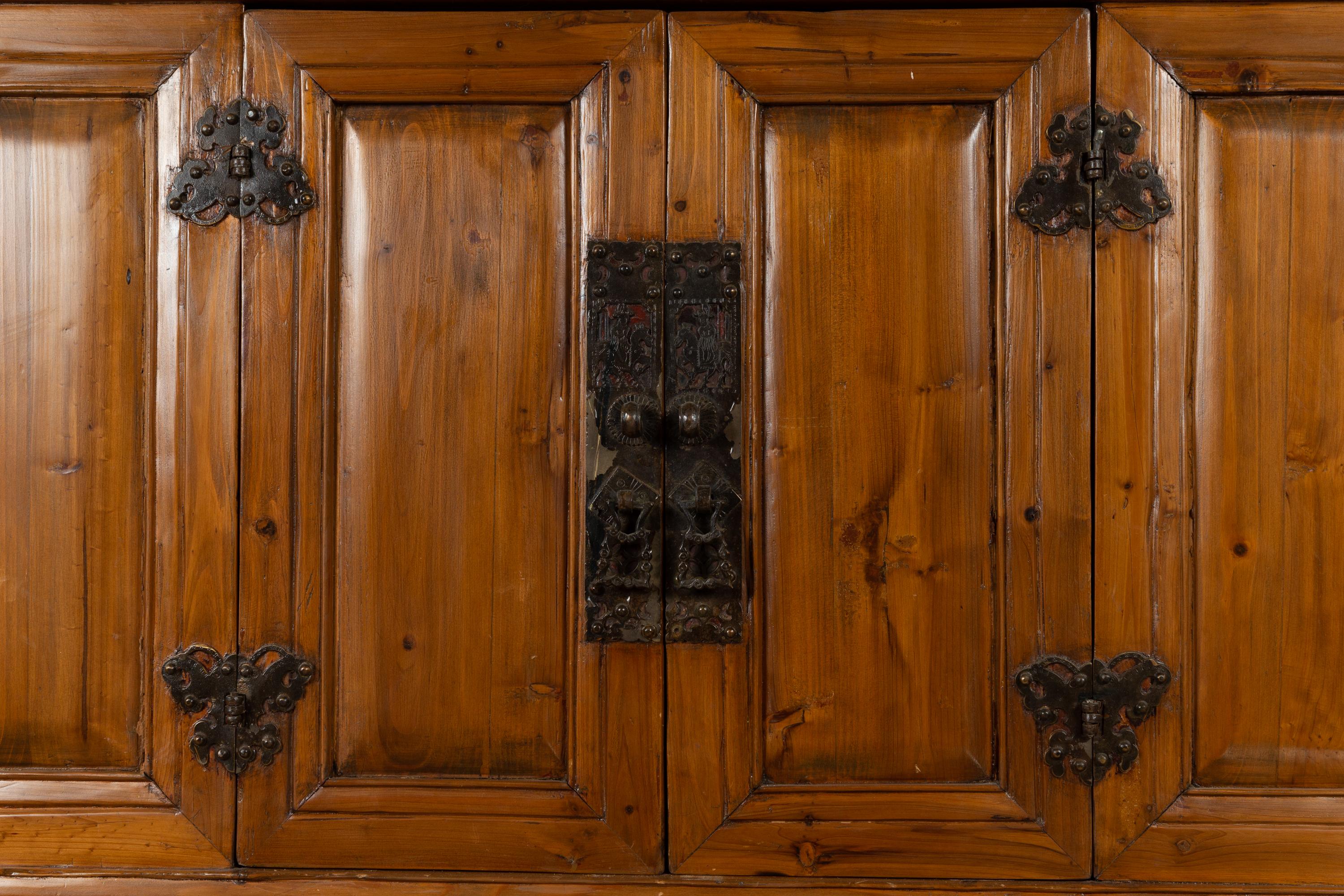 Grande armoire en bois de la dynastie Qing du 19e siècle avec portes et tiroirs à panneaux Bon état - En vente à Yonkers, NY