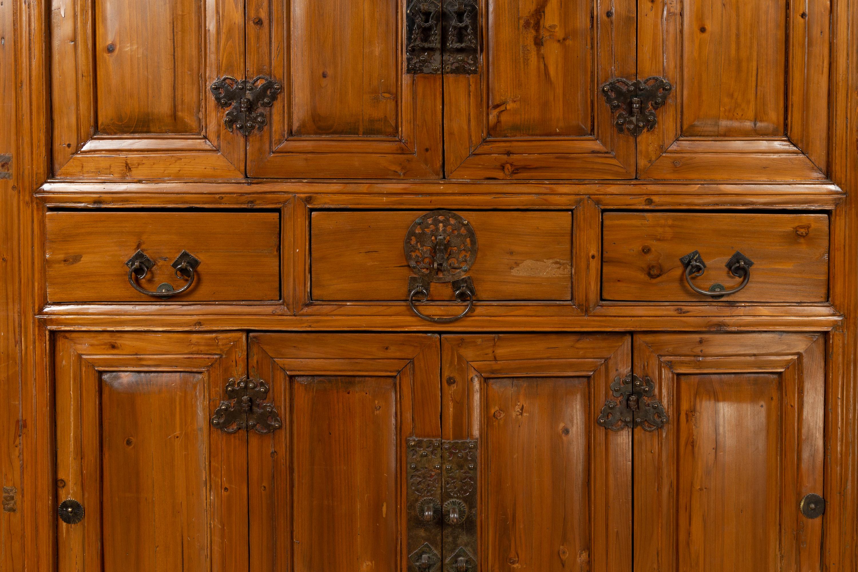 XIXe siècle Grande armoire en bois de la dynastie Qing du 19e siècle avec portes et tiroirs à panneaux en vente