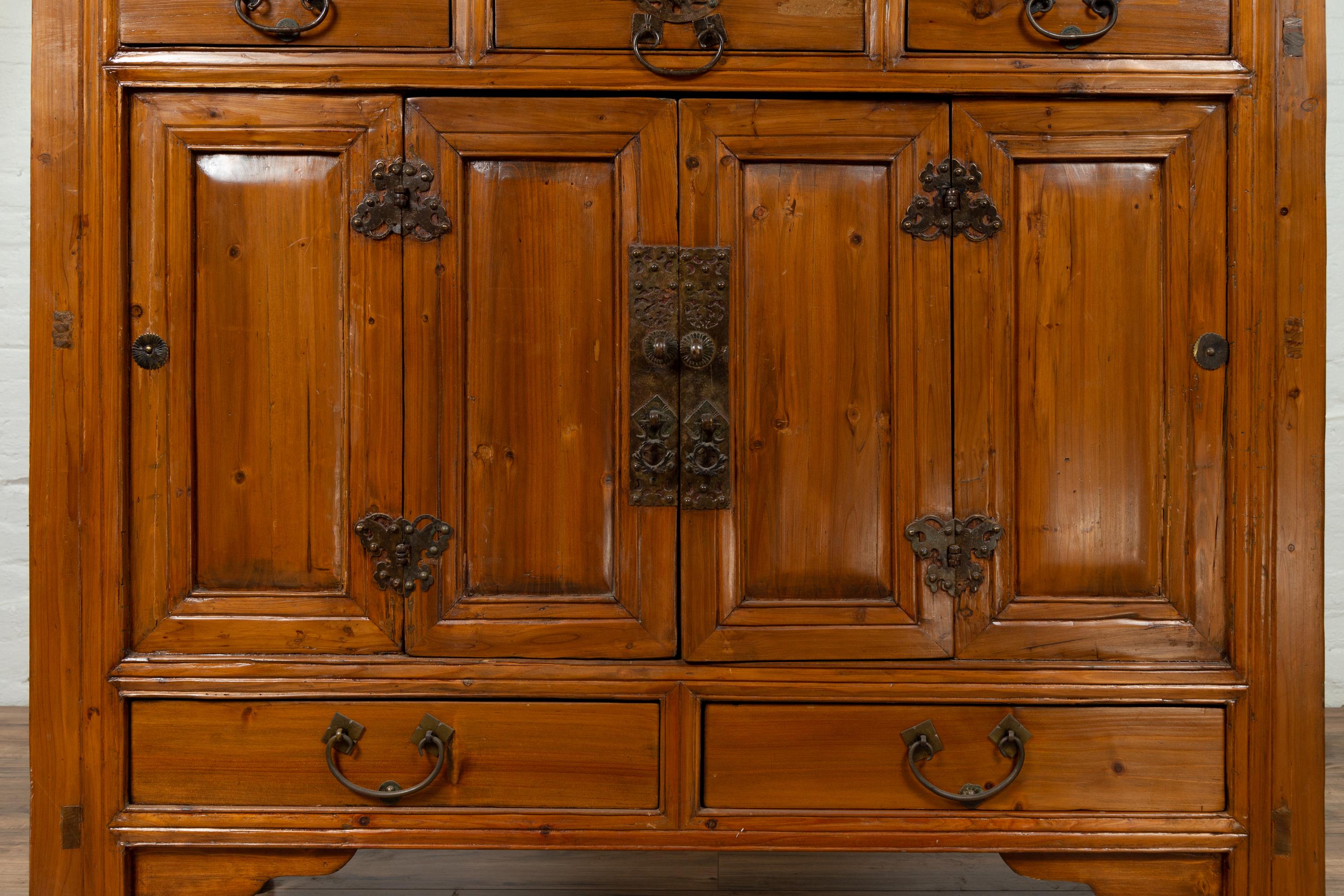 Fer Grande armoire en bois de la dynastie Qing du 19e siècle avec portes et tiroirs à panneaux en vente