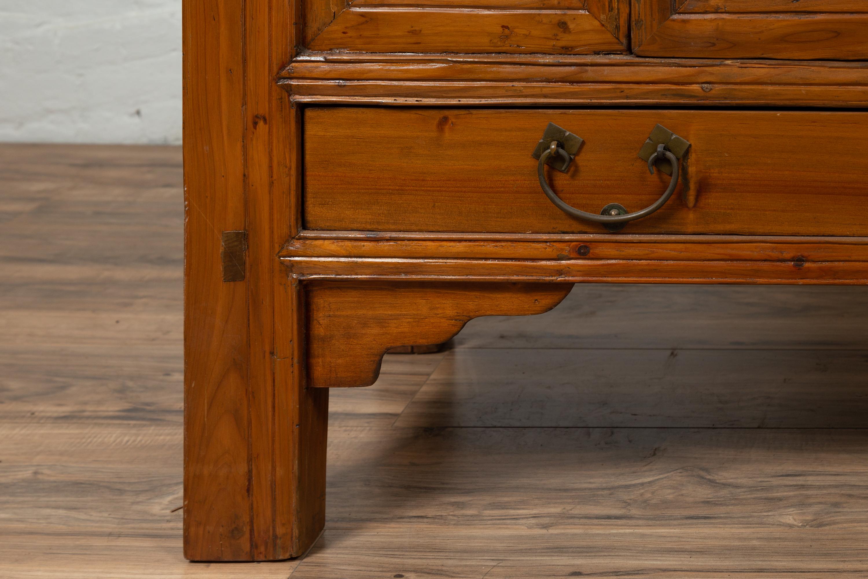 Grande armoire en bois de la dynastie Qing du 19e siècle avec portes et tiroirs à panneaux en vente 1