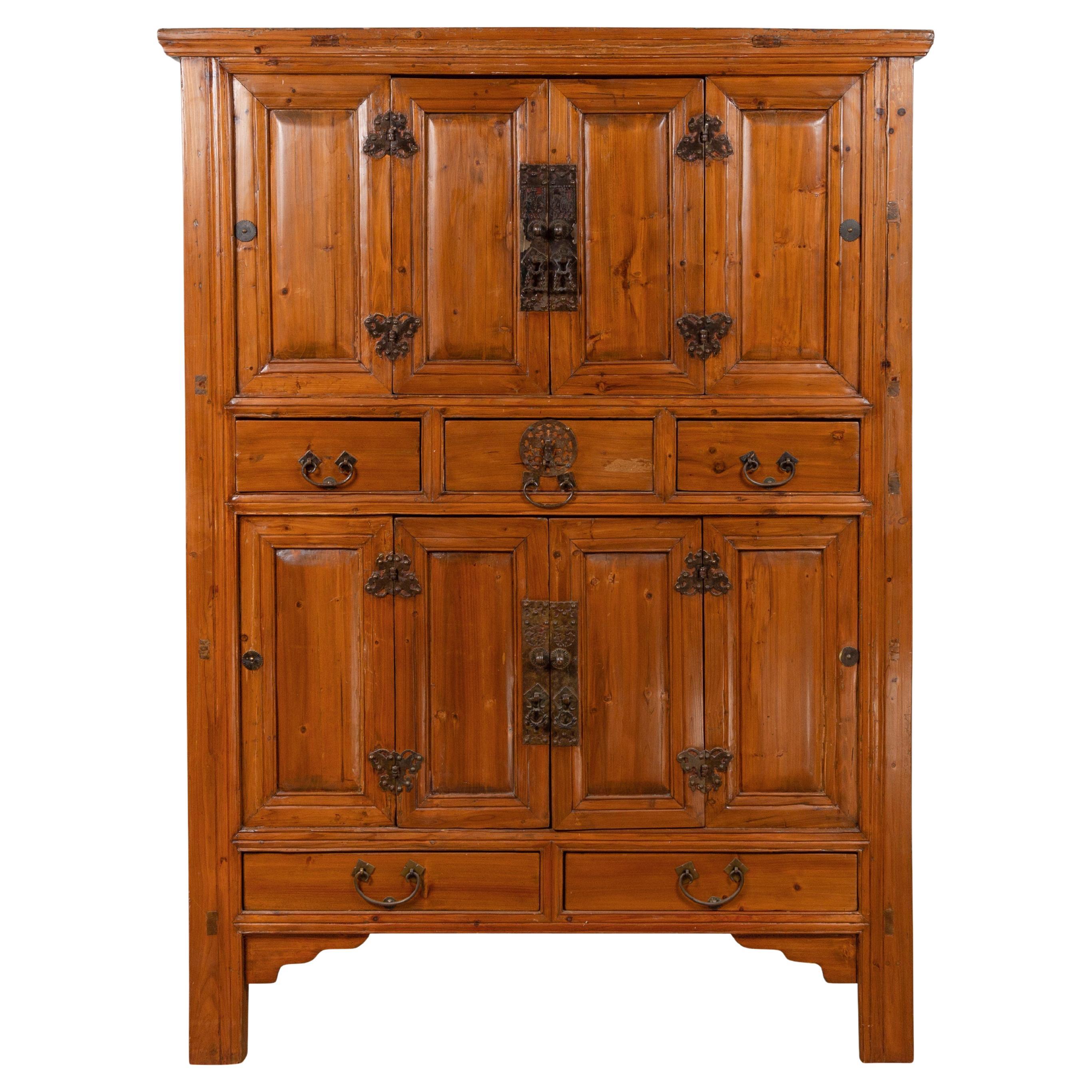 Grande armoire en bois de la dynastie Qing du 19e siècle avec portes et tiroirs à panneaux