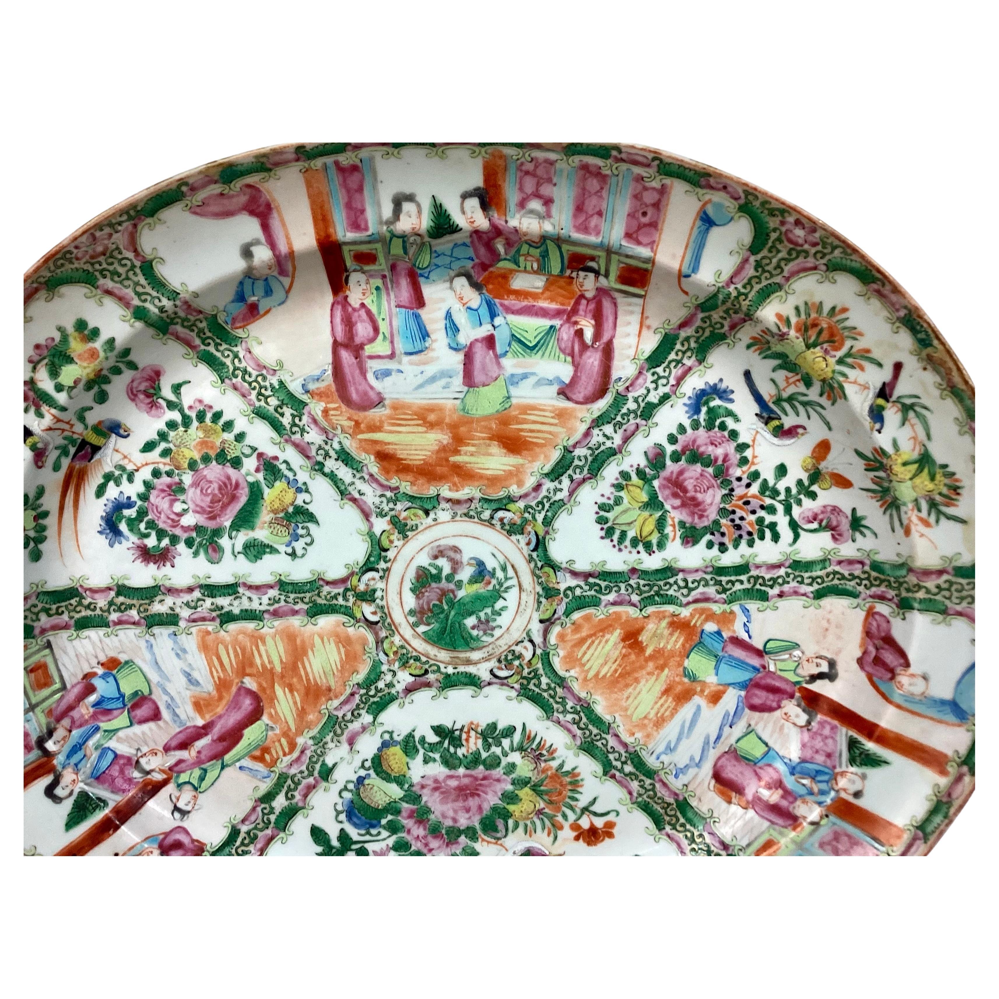 Large Qing Dynasty Famille Rose Medallion Platter, Vivid Enamels, Canton c. 1870 In Good Condition For Sale In Bradenton, FL