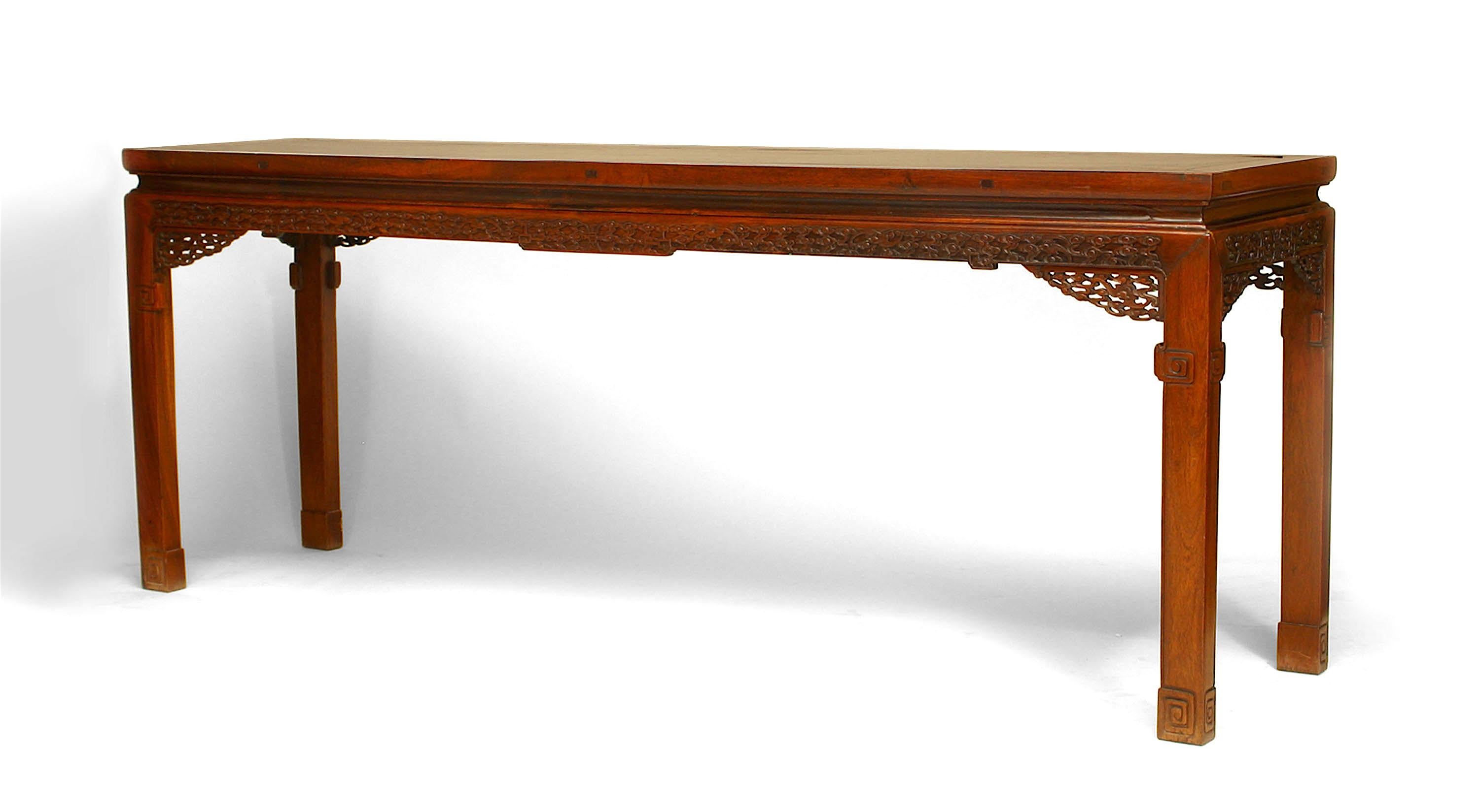 Grande table console à volutes en bois dur de style chinois asiatique (dynastie Qing-18/19e siècle) avec tablier finement sculpté sur tous les côtés et coins en filigrane.
