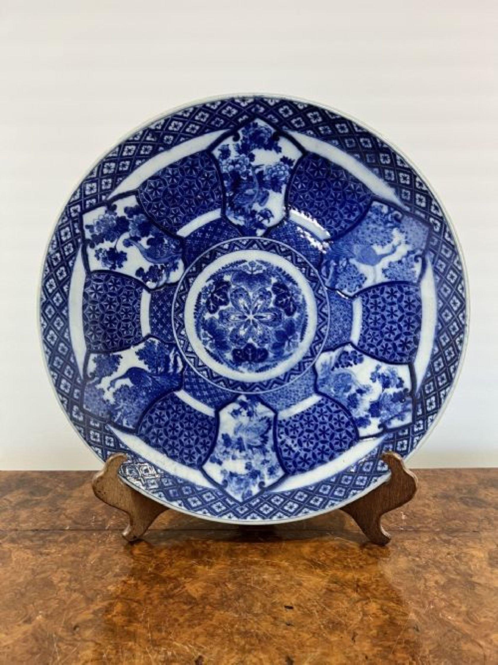 Large quality antique Japanese blue & white Imari plate In Good Condition For Sale In Ipswich, GB