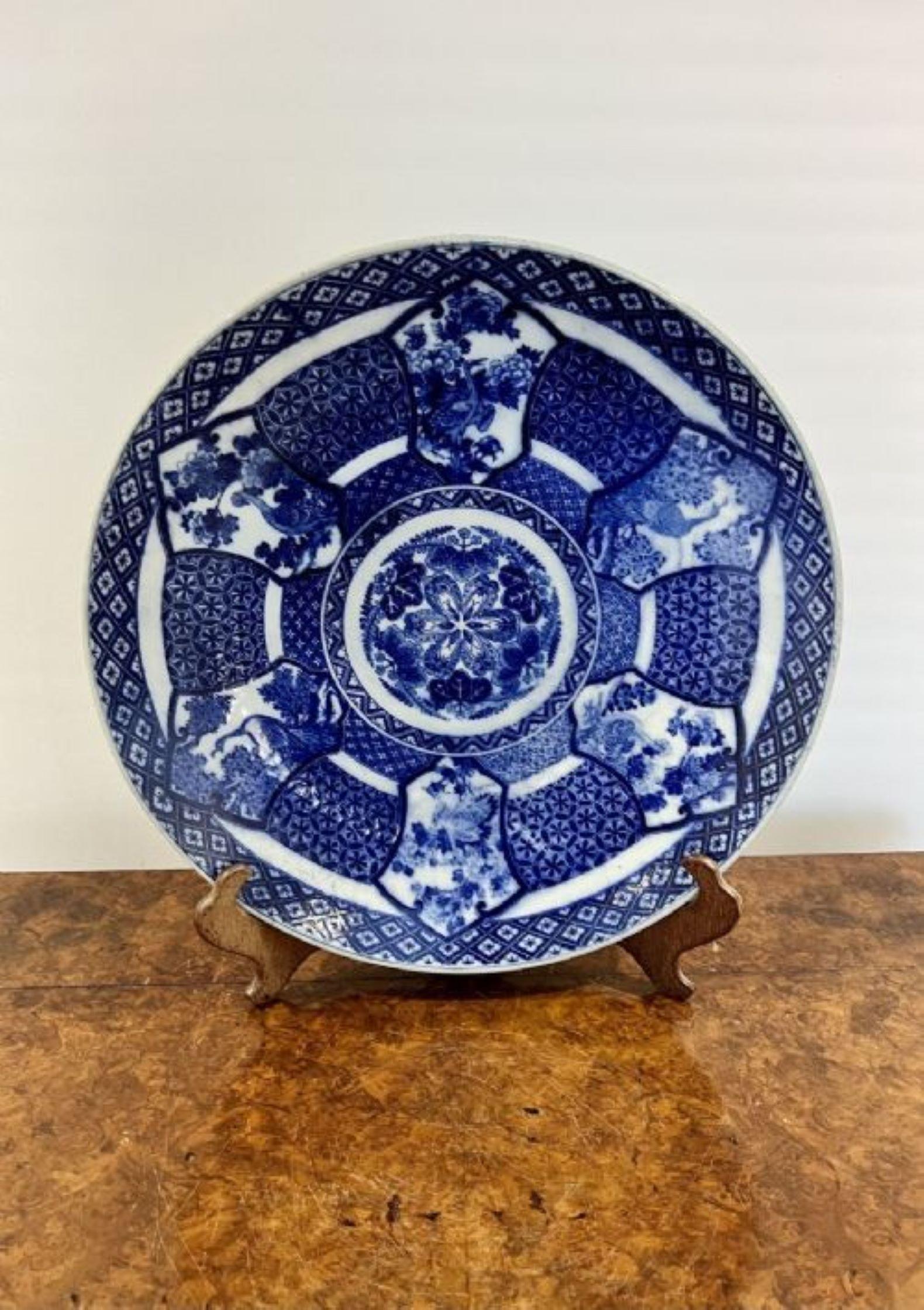 Großer antiker japanischer blau-weißer Imari-Teller in hoher Qualität (20. Jahrhundert) im Angebot