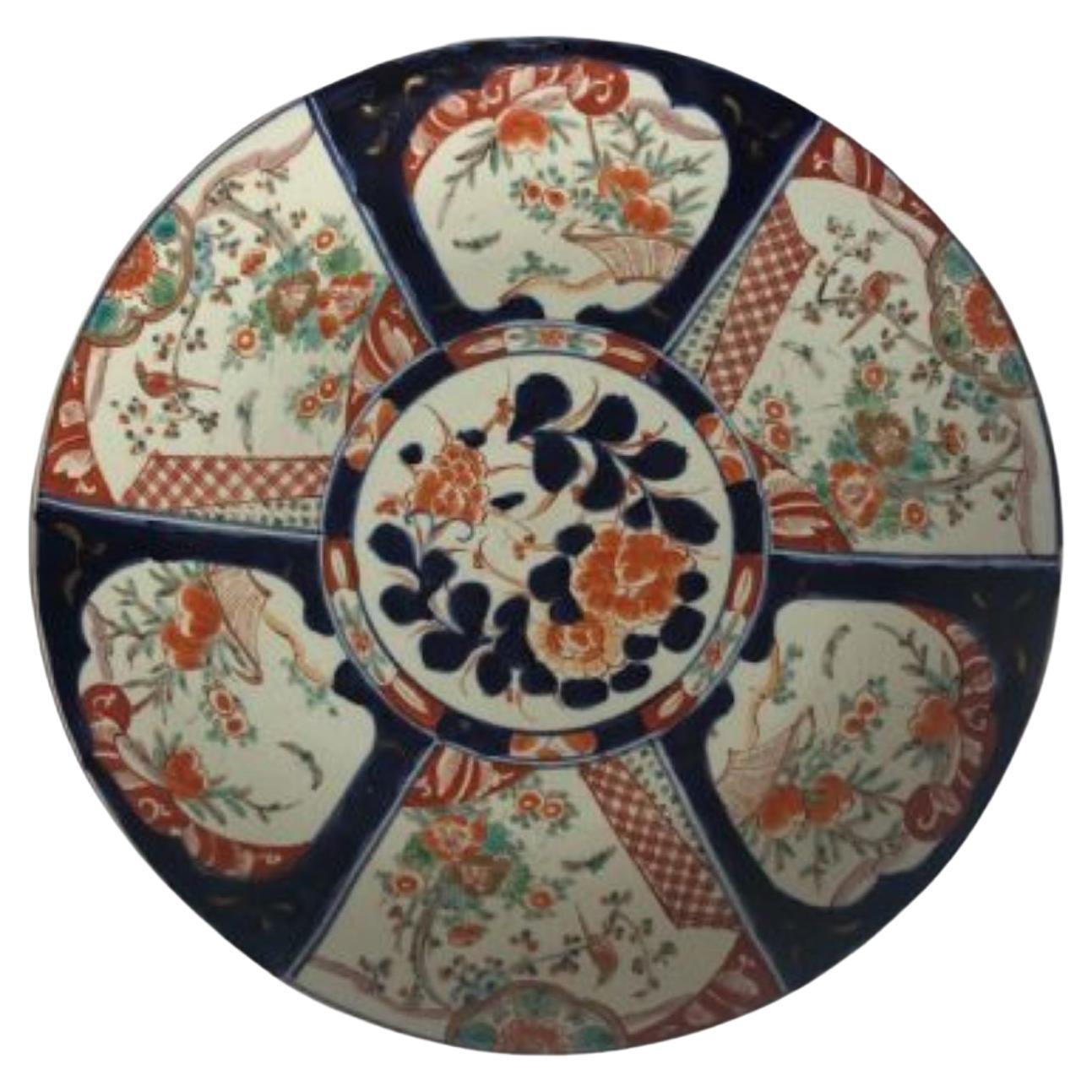 Grande assiette japonaise ancienne peinte à la main Imari en vente