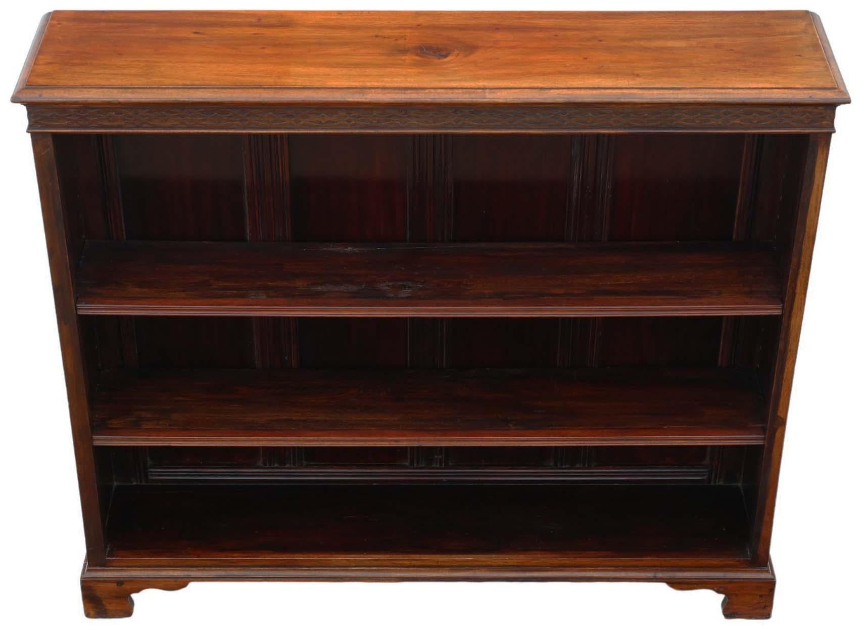 Ti presentiamo una grande libreria regolabile in noce rosso antico di qualità del 1900 circa.

Questa libreria emana un'incantevole qualità ed è ricca di età, fascino e carattere grazie al suo design semplice e pulito.

Solida e robusta, senza