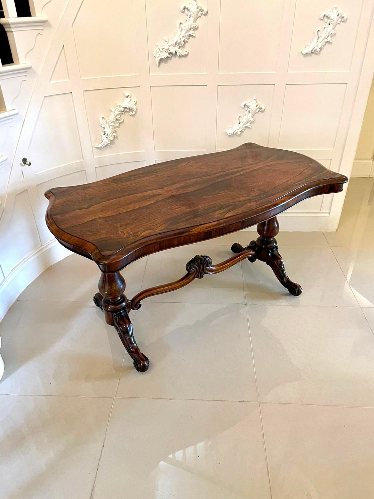 Grande table centrale victorienne ancienne en bois de rose sculpté de grande qualité en vente 3