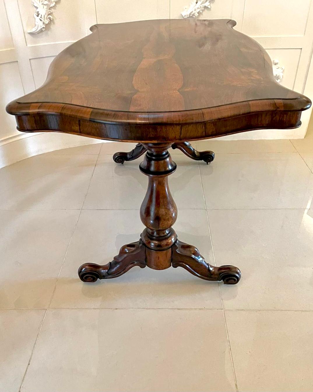 Grande table centrale victorienne ancienne en bois de rose sculpté de grande qualité en vente 4