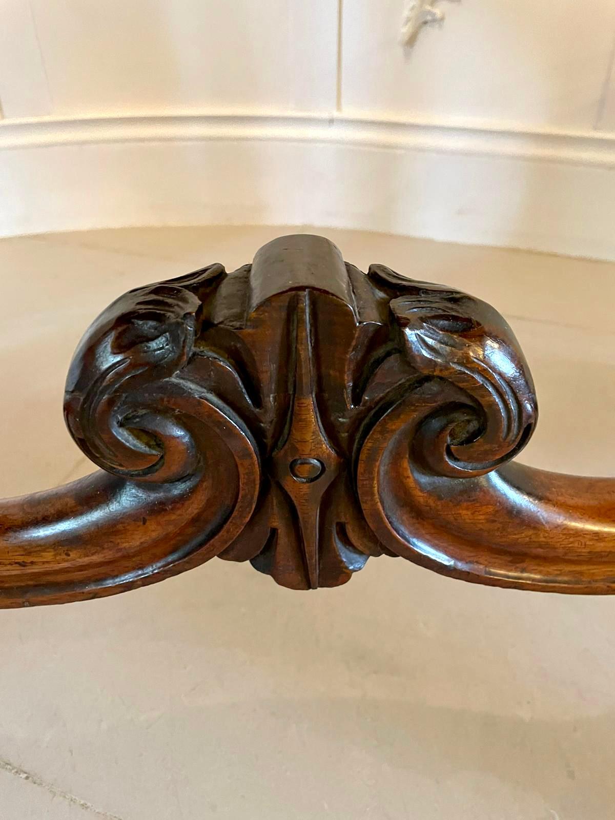Grande table centrale victorienne ancienne en bois de rose sculpté de grande qualité en vente 1