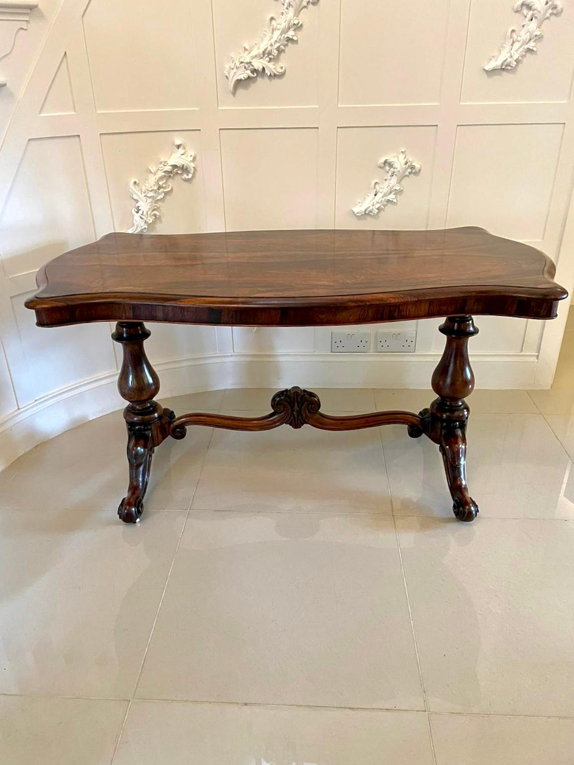 Grande table centrale victorienne ancienne en bois de rose sculpté de grande qualité en vente 2