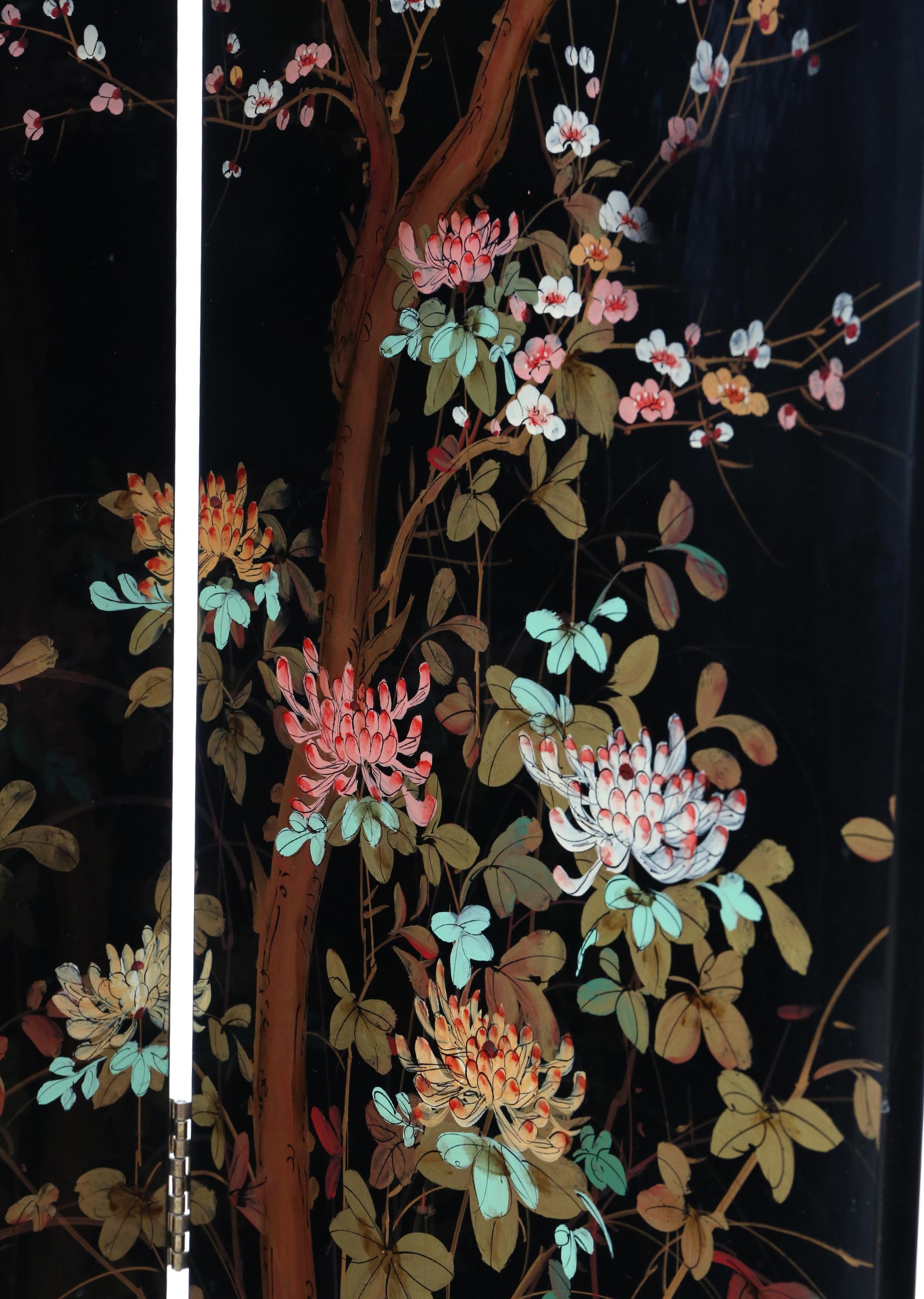 20th Century  large quality Chinoiserie black lacquer and gilded dressing screen room divider