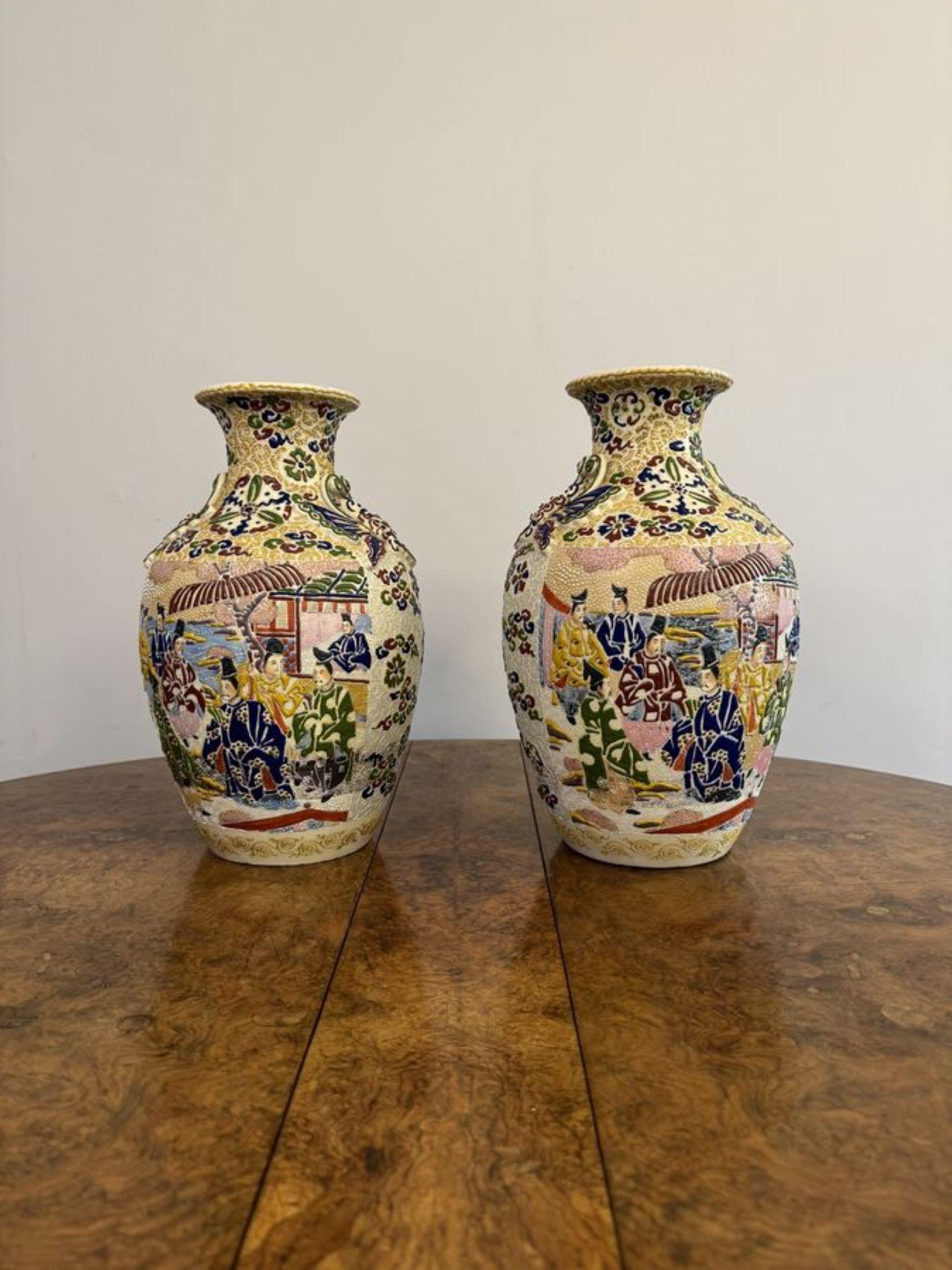 Grande coppia di vasi Satsuma antichi di qualità con una grande coppia di vasi Satsuma antichi giapponesi di qualità con decorazioni dipinte a mano di qualità con scene figurative in bei colori verde, viola, marrone, blu e giallo.

D. 1900