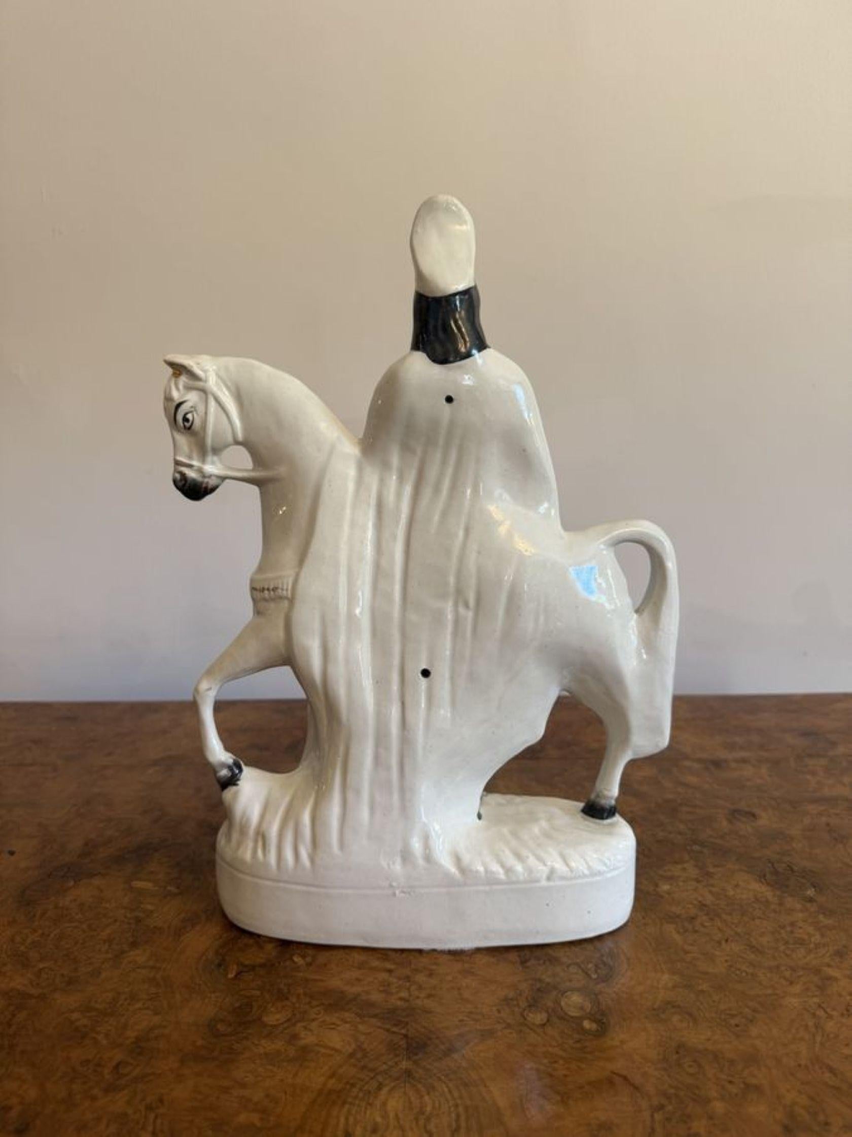 Pareja de figuras antiguas victorianas de Staffordshire de gran calidad, con un par de figuras grandes de Staffordshire de un par de caballos montados por caballeros con vestimenta de época en impresionantes colores blanco, dorado y verde, elevadas