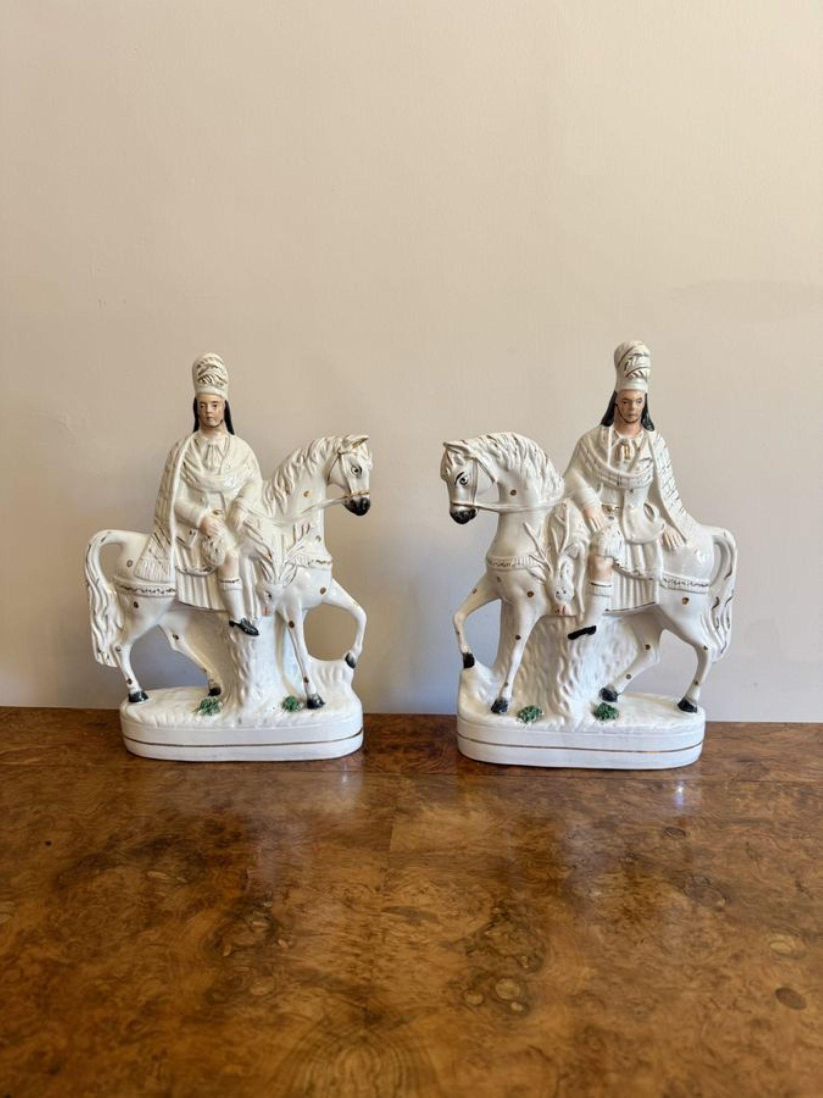 Pareja de figuras antiguas victorianas de Staffordshire de gran calidad en venta 2