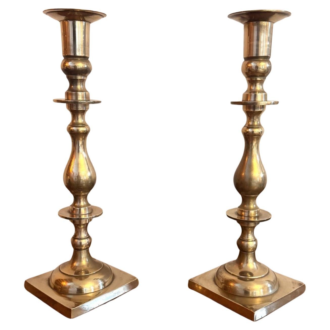 Coppia di candelabri antichi in ottone di grande qualità in vendita