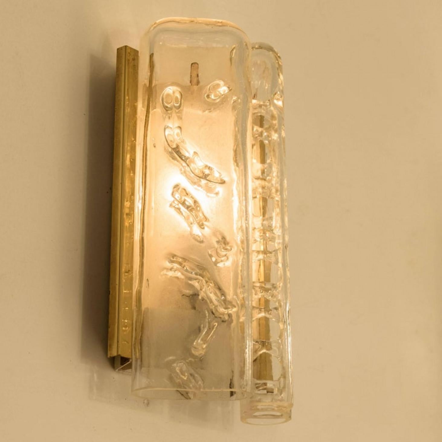 Grande quantité d'appliques murales structurées en verre soufflé et laiton de Doria, 1960 en vente 3