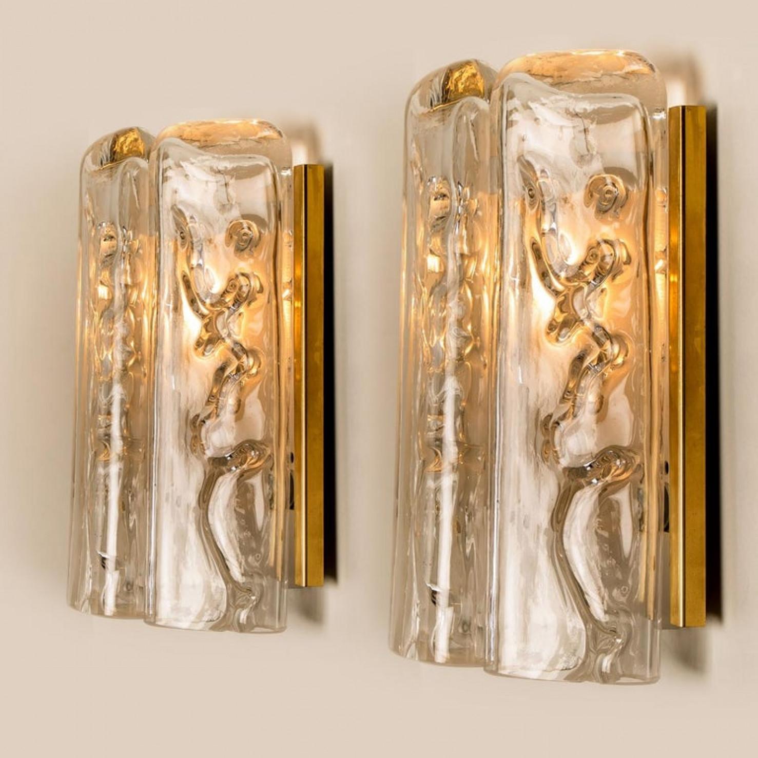 Peint Grande quantité d'appliques murales structurées en verre soufflé et laiton de Doria, 1960 en vente
