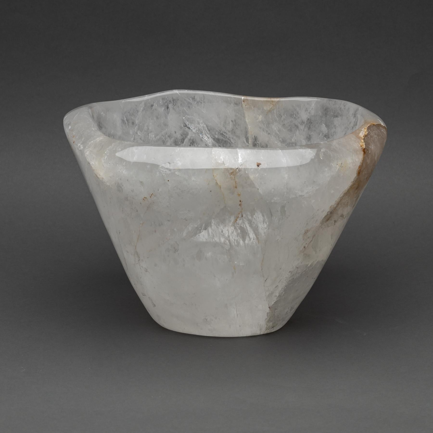 Une étonnante grande coupe en quartz, qui fait un refroidisseur à champagne ou à vin unique en son genre.