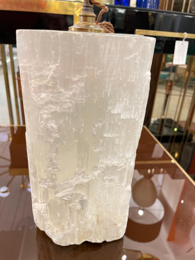 Sculpté à la main Lampe monumentale en cristal de quartz en vente