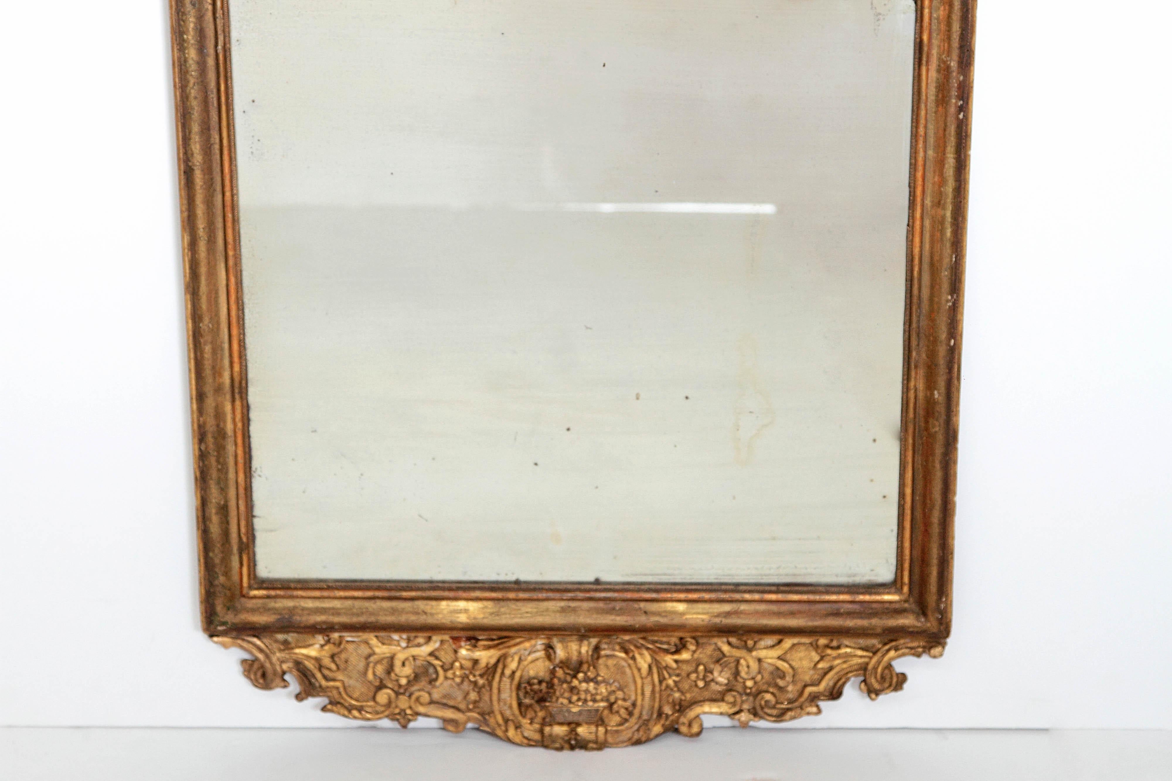 Large Queen Anne Gilt-Gesso Mirror, circa 1710 In Good Condition In Dallas, TX