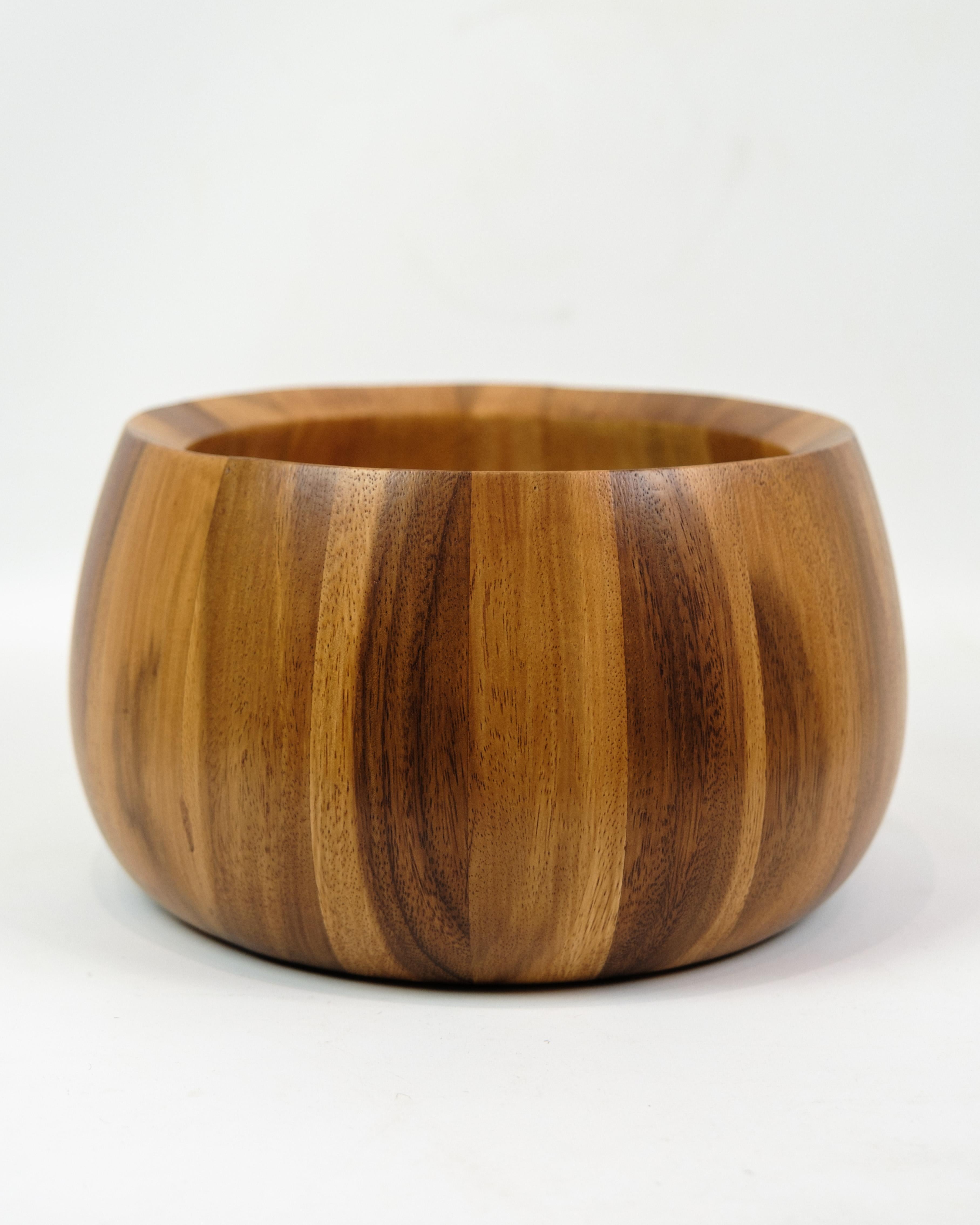 This large teak bowl was designed by Jens Harald Quistgaard for Dansk Designs in the 1960s. It is made of glued teak wood, which gives it a solid and practical construction. The bowl measures approximately 12 cm in height and 33 cm in diameter and
