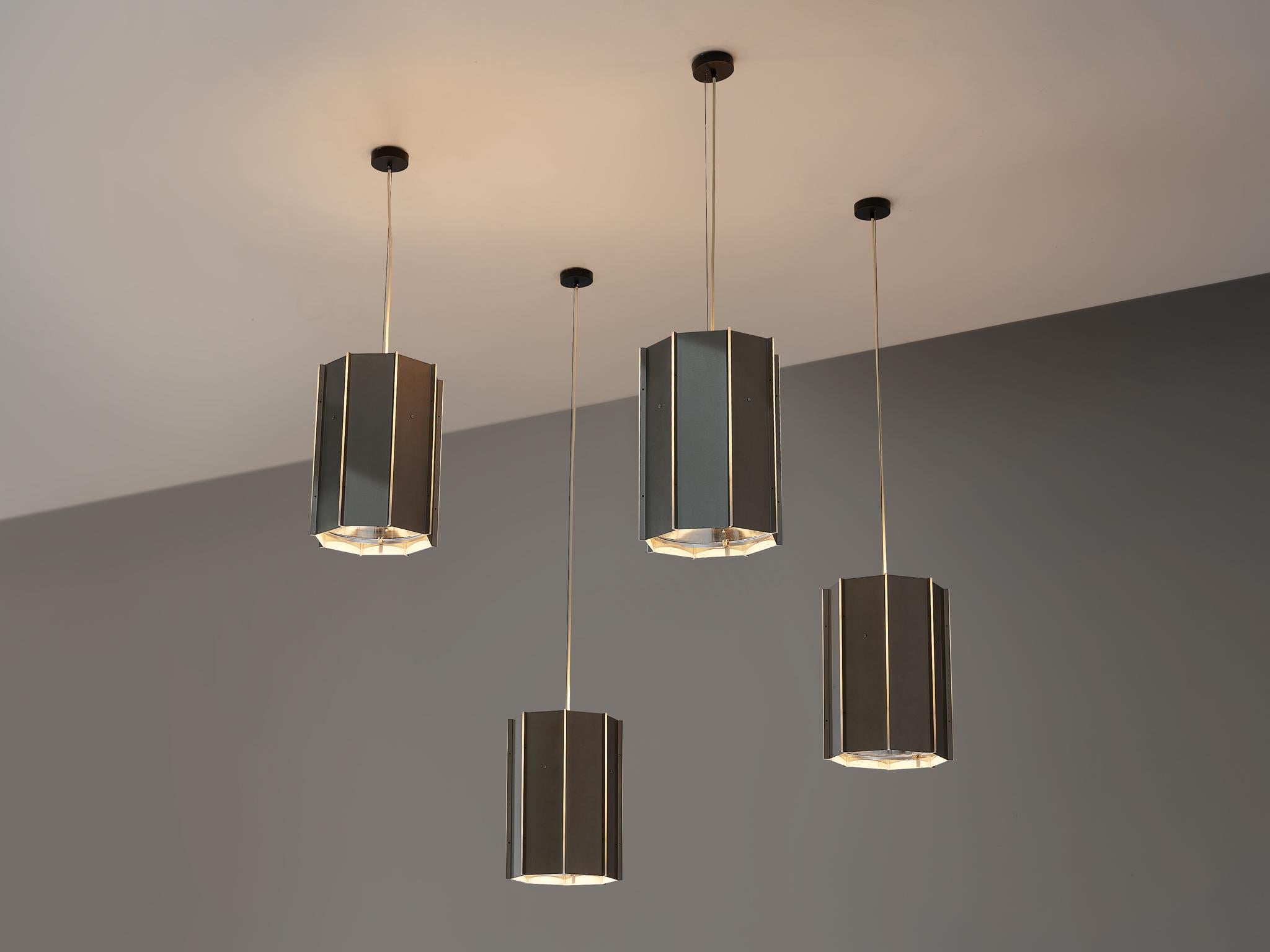 RAAK, ciondoli modello 'B-1011', alluminio, lucite, Paesi Bassi, anni '70.

Disegnati da RAAK, questi grandi ciondoli a lanterna hanno un sorprendente design ottagonale realizzato in alluminio anodizzato con tonalità rosa e lucite. I lati di ogni